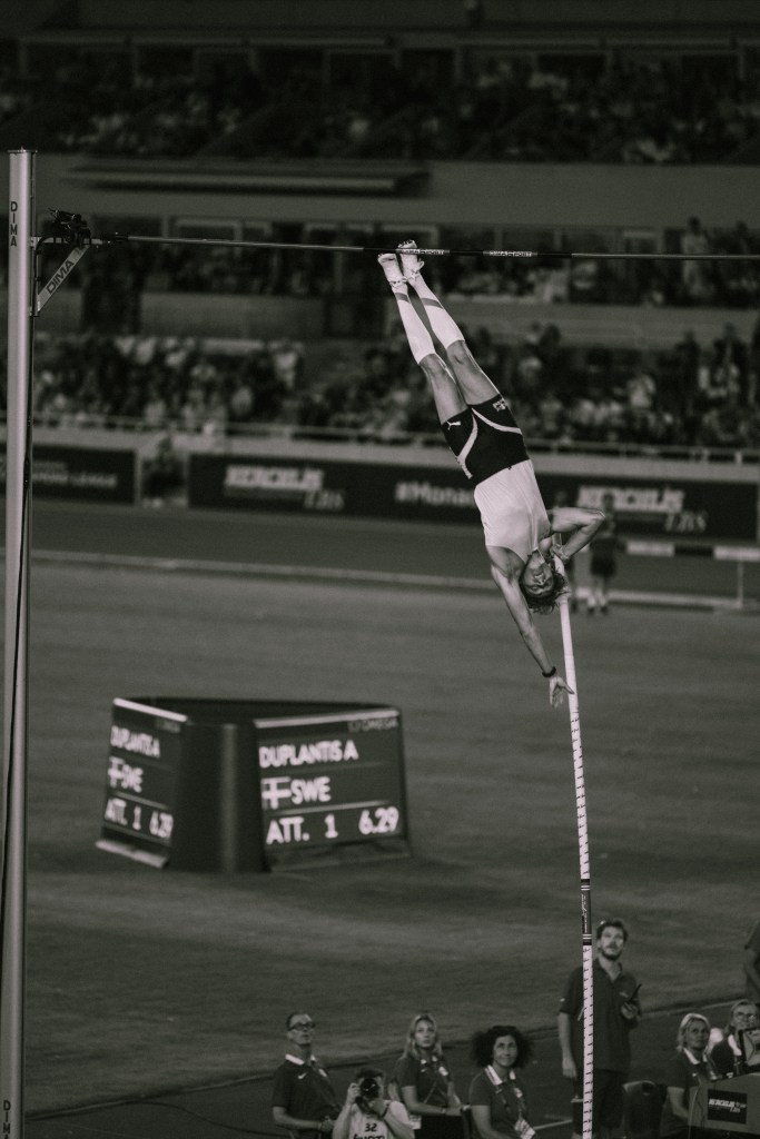 athlète Duplantis en action Meeting Herculis 2025 Monaco