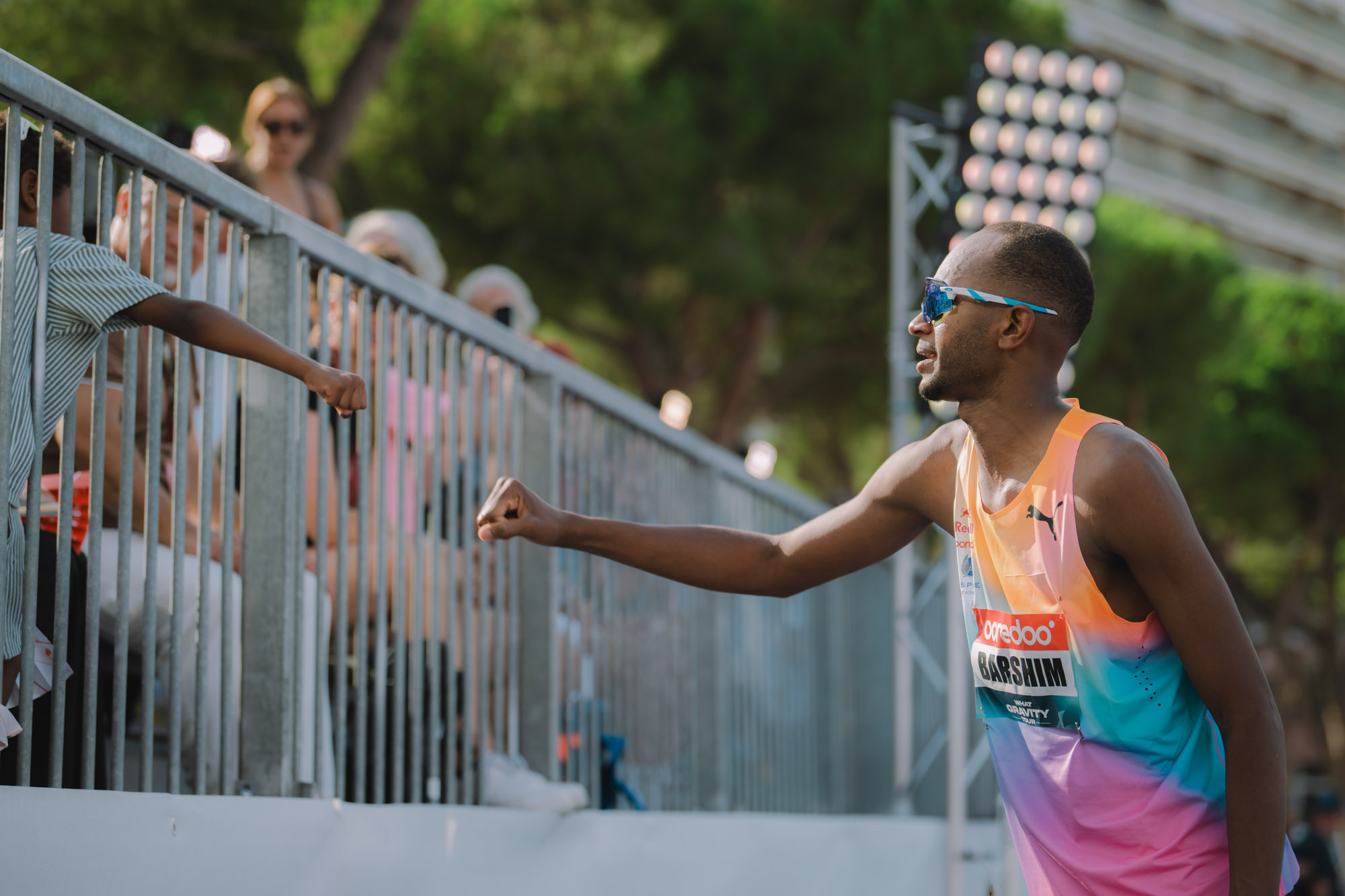 Photographe sportif capturant un athlète en pleine action lors d'un événement sportif