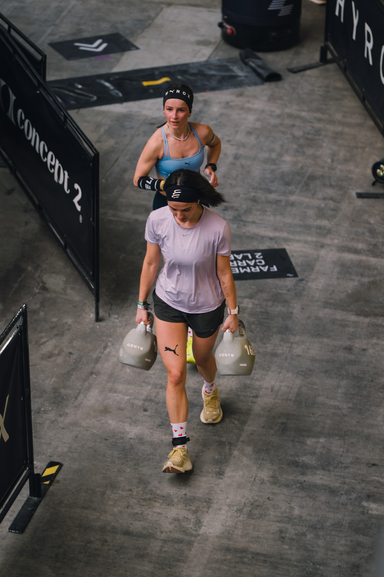 Photographe sportif capturant un athlète en pleine action lors d'un événement sportif