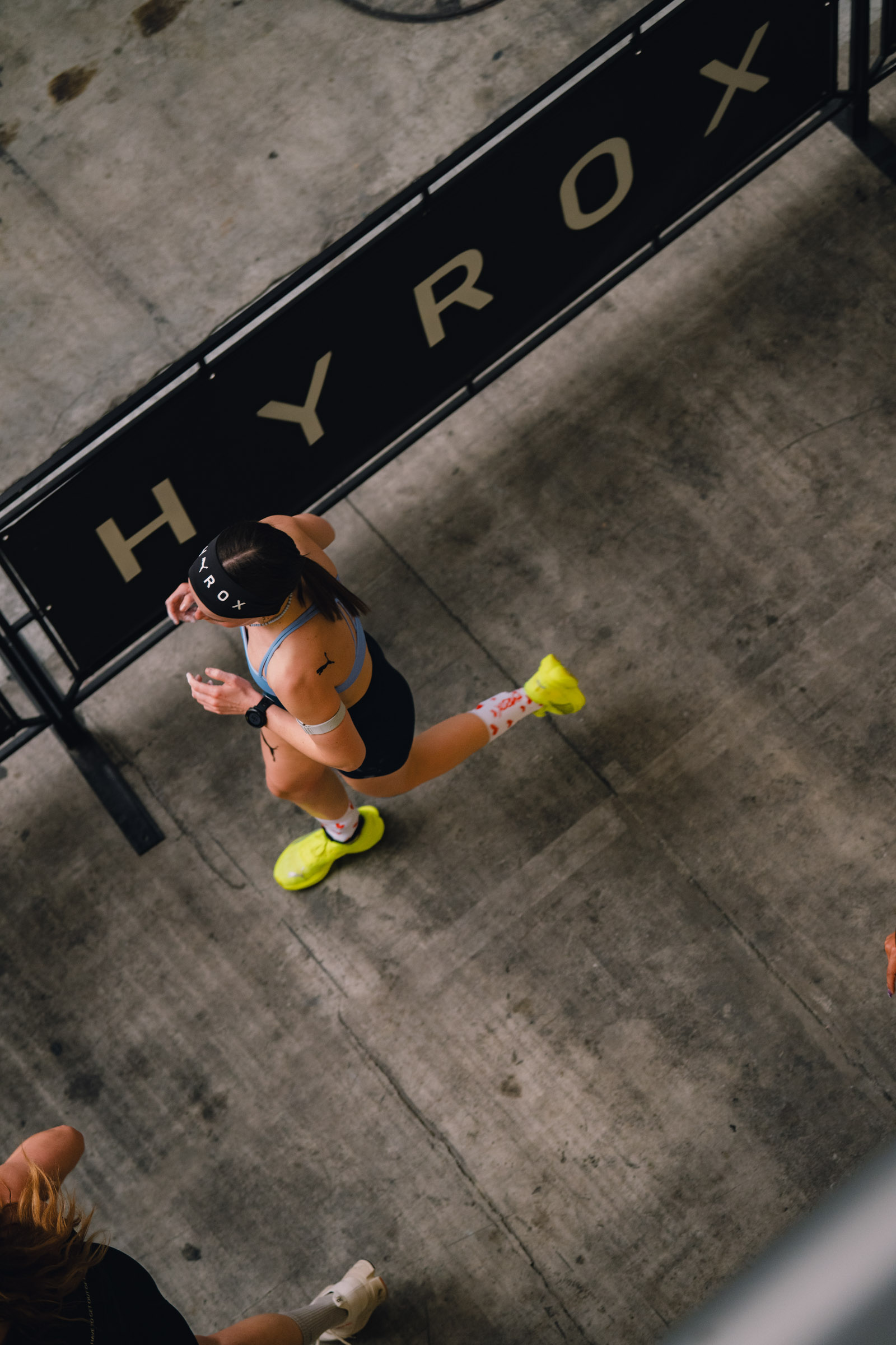 Photographe sportif capturant un athlète en pleine action lors d'un événement sportif