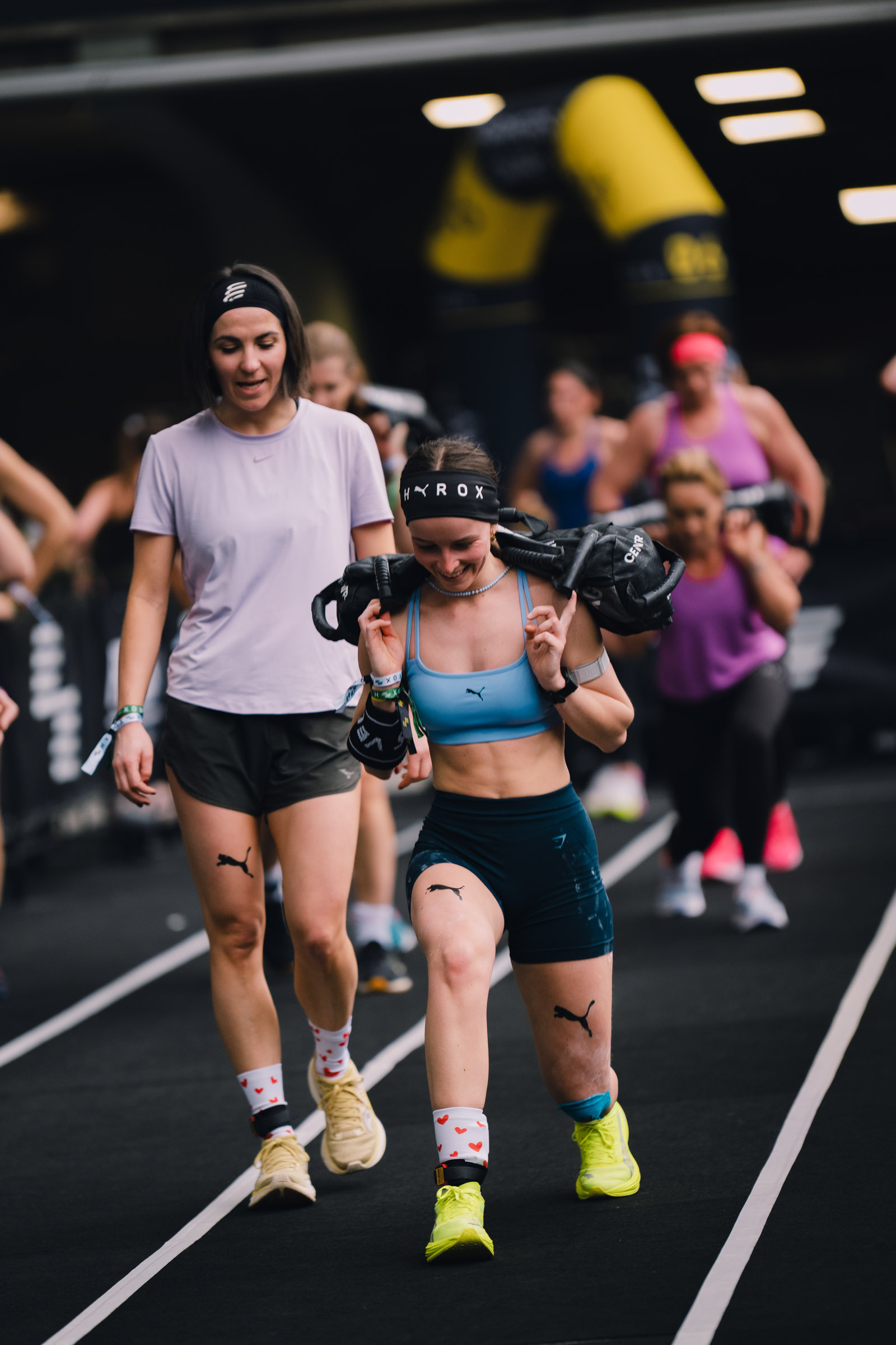 Photographe sportif capturant un athlète en pleine action lors d'un événement sportif