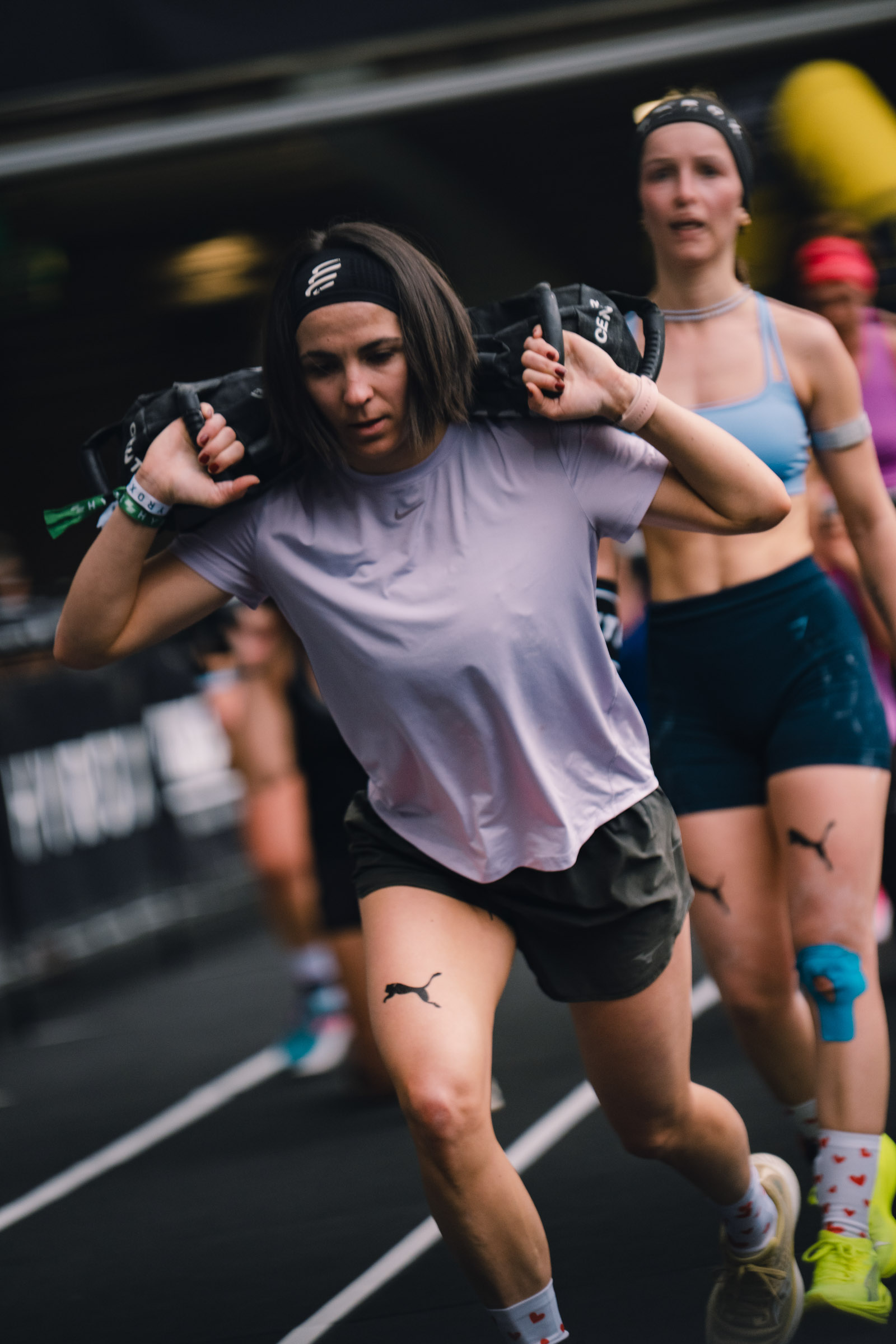 Photographe sportif capturant un athlète en pleine action lors d'un événement sportif