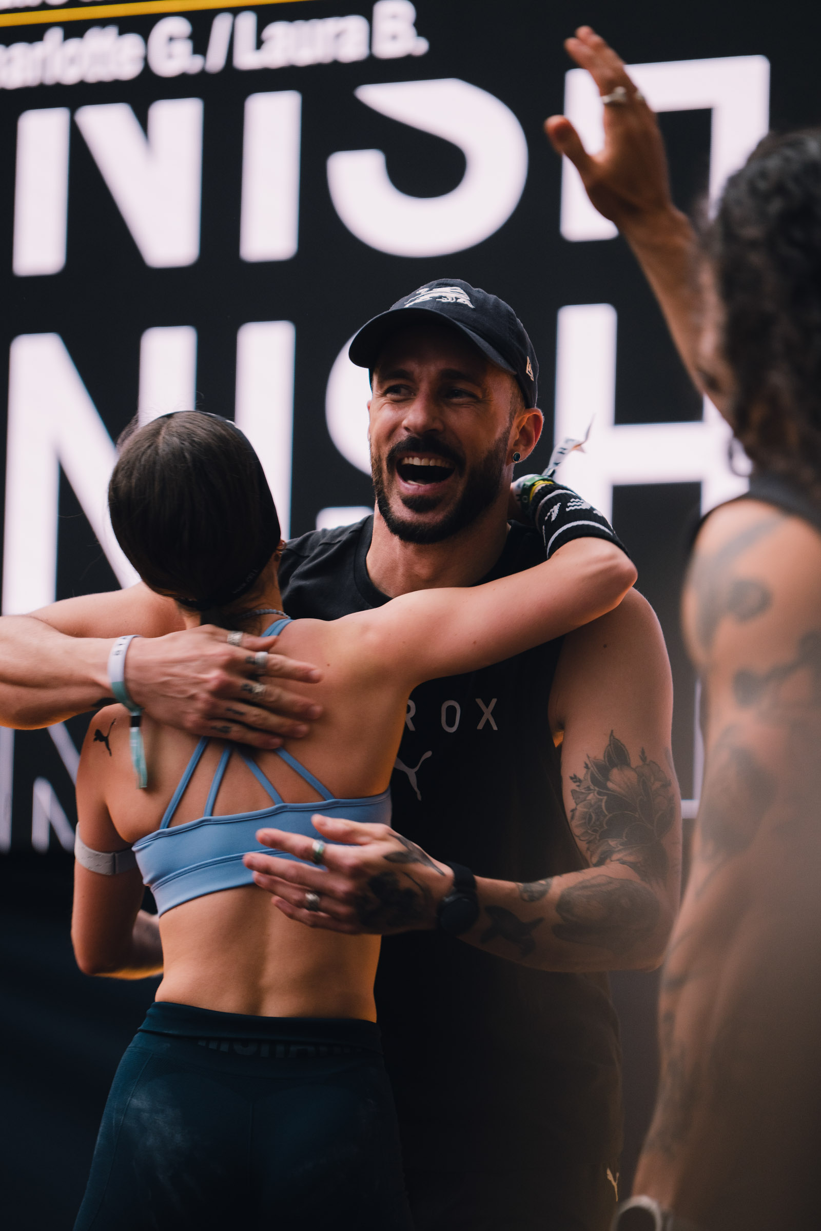 Photographe sportif capturant un athlète en pleine action lors d'un événement sportif