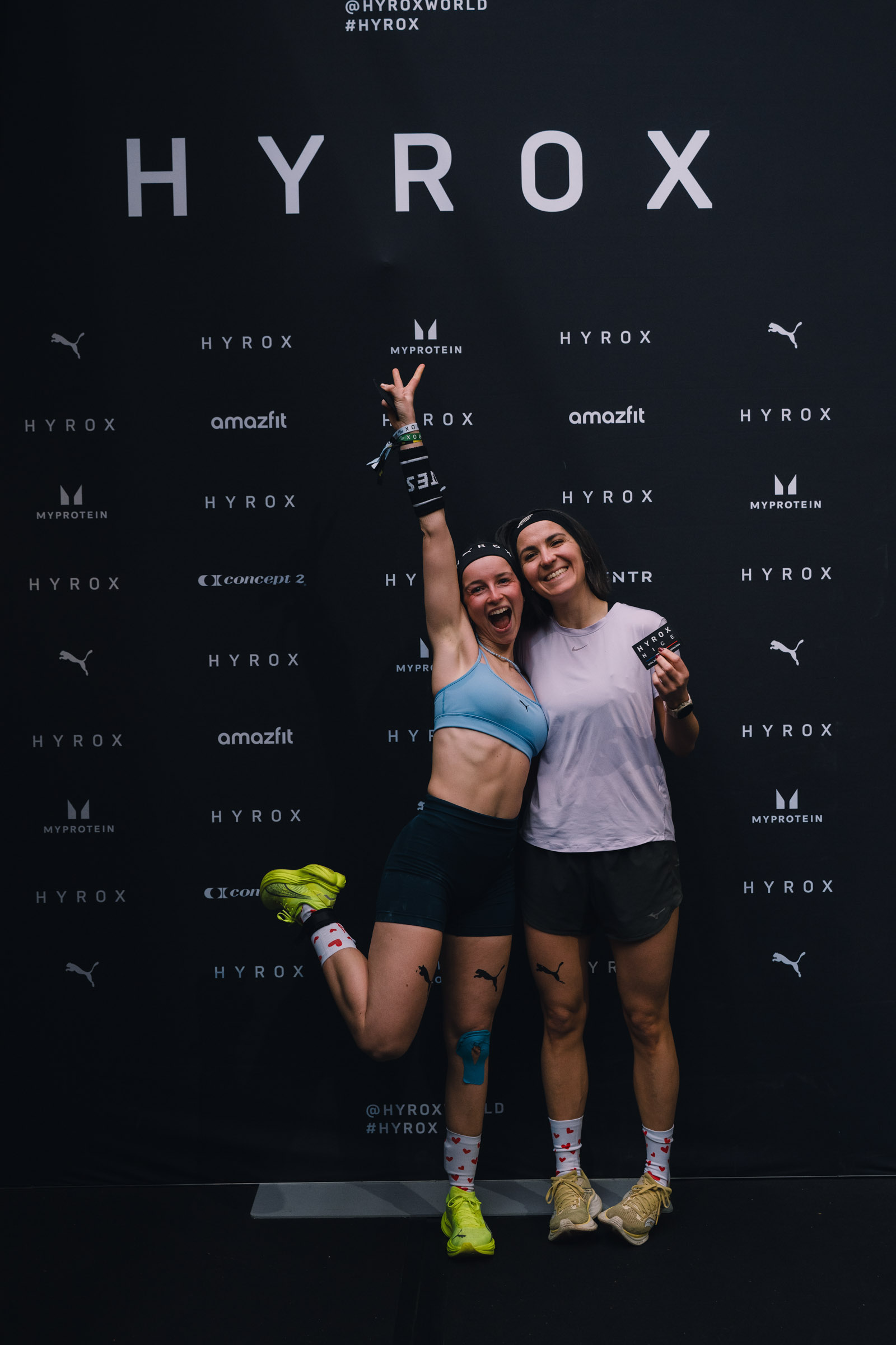 Photographe sportif capturant un athlète en pleine action lors d'un événement sportif