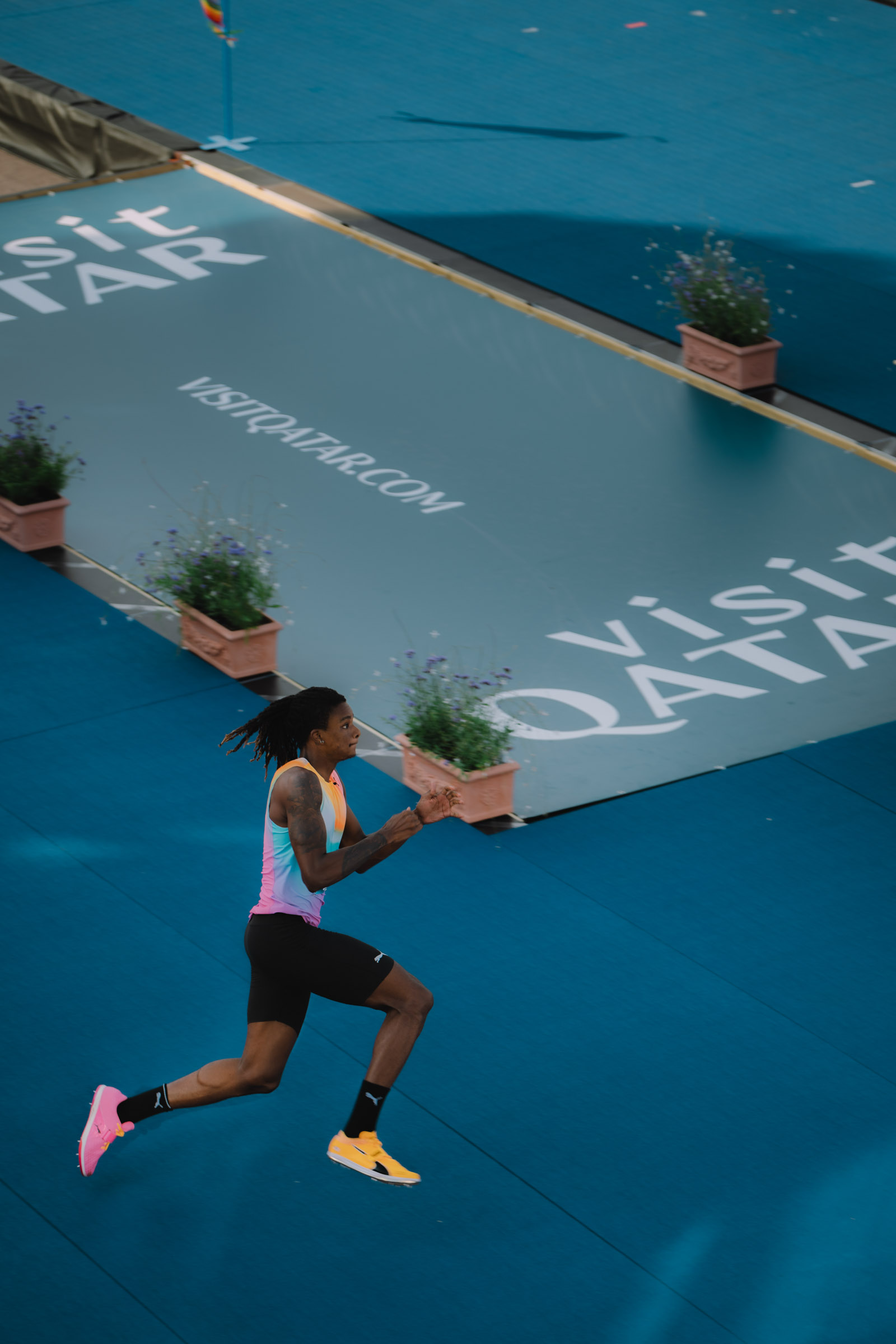 Photographe sportif capturant un athlète en pleine action lors d'un événement sportif