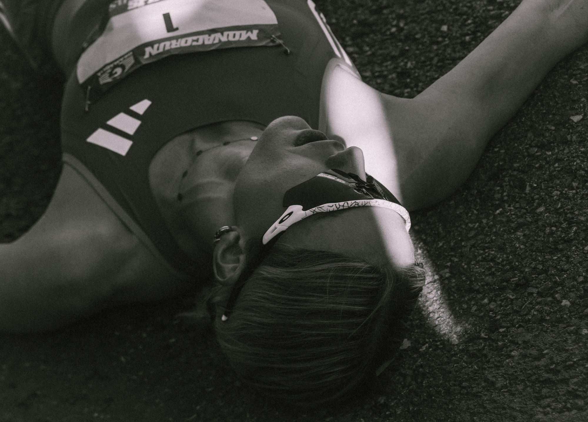 Photographe sportif capturant un athlète en pleine action lors d'un événement sportif