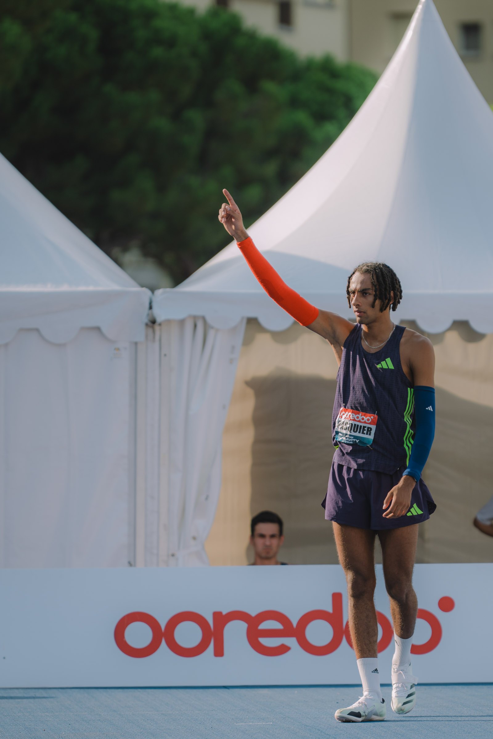 Photographe sportif capturant un athlète en pleine action lors d'un événement sportif