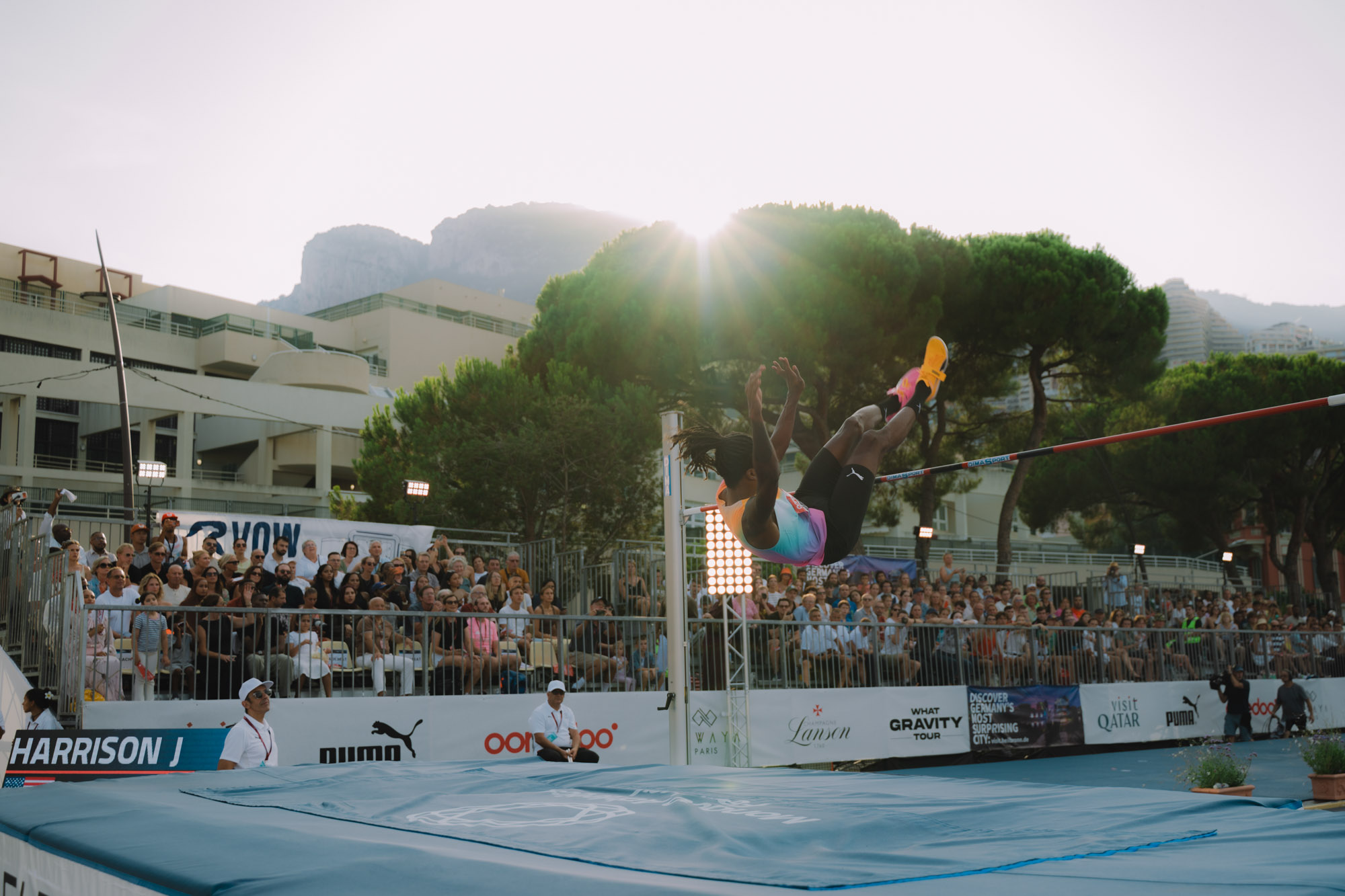 Photographe sportif capturant un athlète en pleine action lors d'un événement sportif