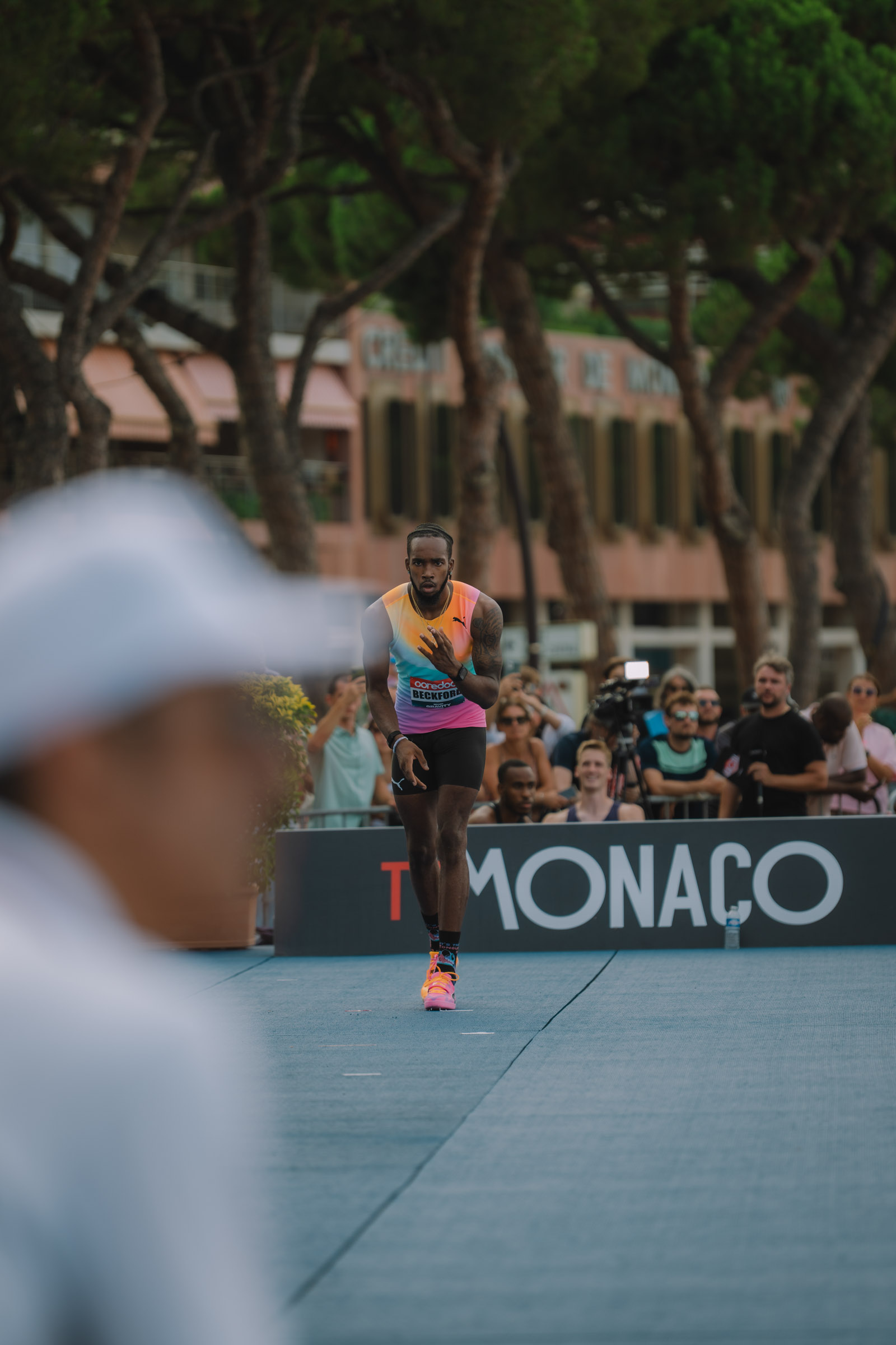 Photographe sportif capturant un athlète en pleine action lors d'un événement sportif