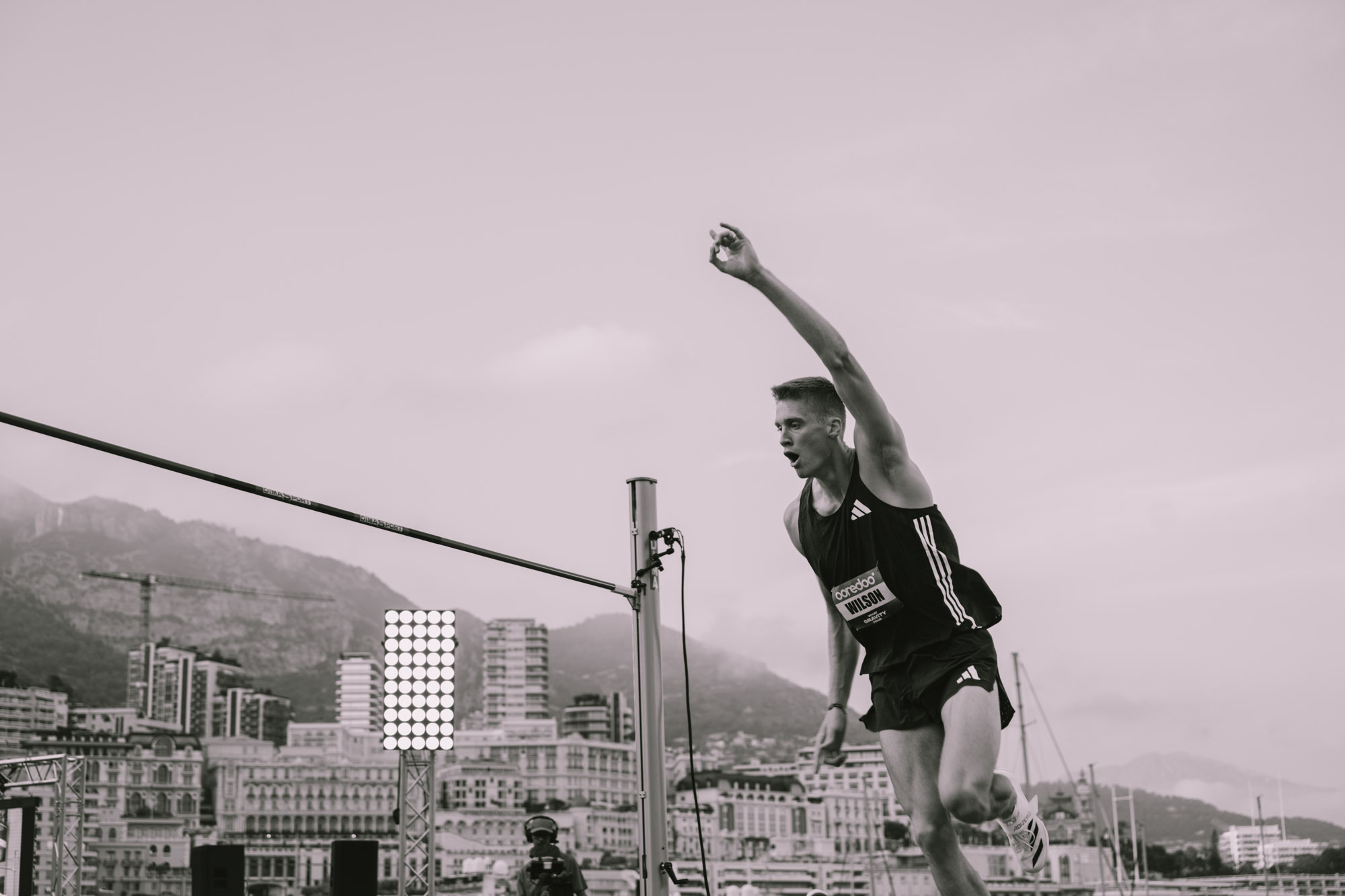 Photographe sportif capturant un athlète en pleine action lors d'un événement sportif