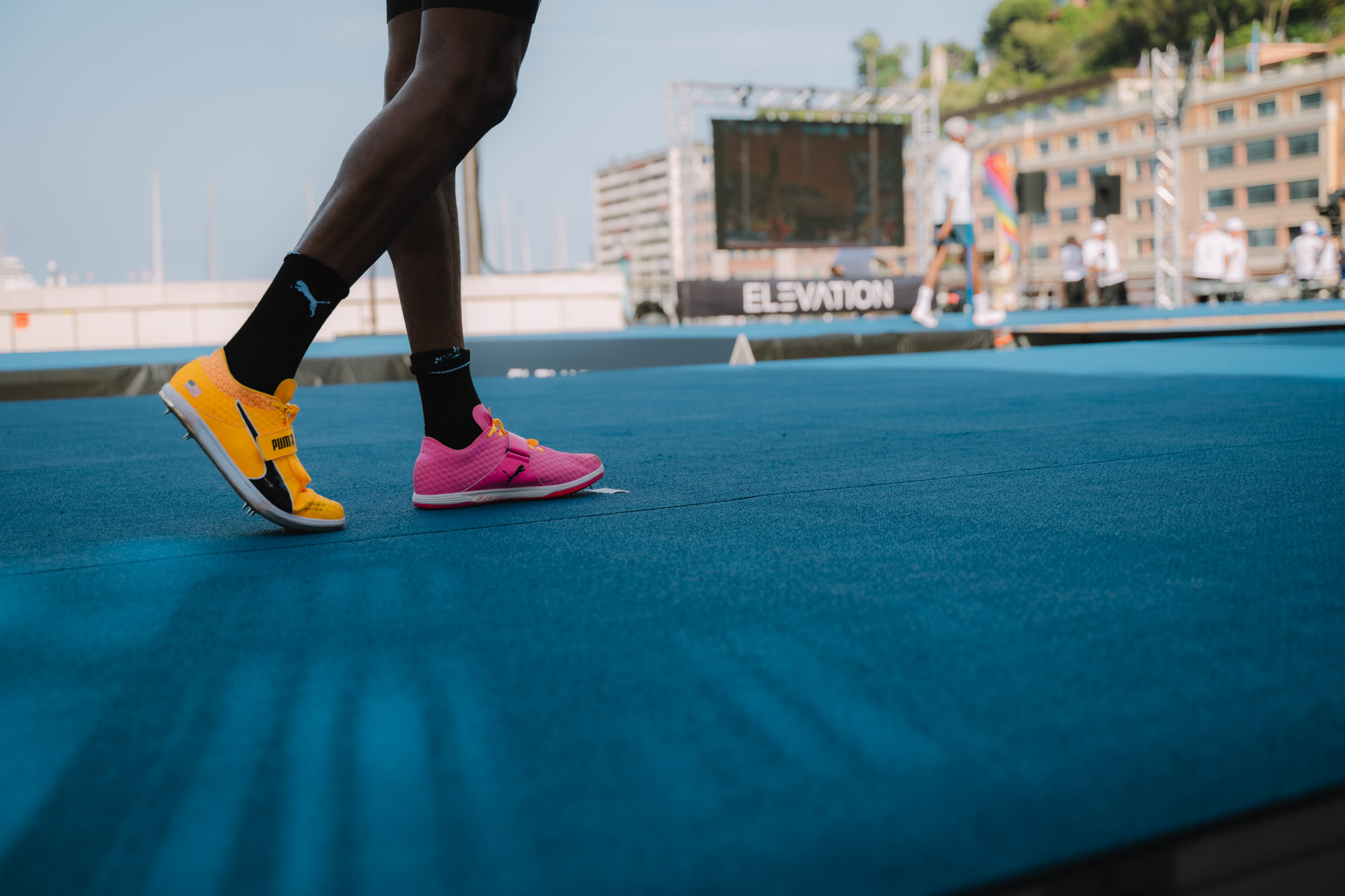 Photographe sportif capturant un athlète en pleine action lors d'un événement sportif