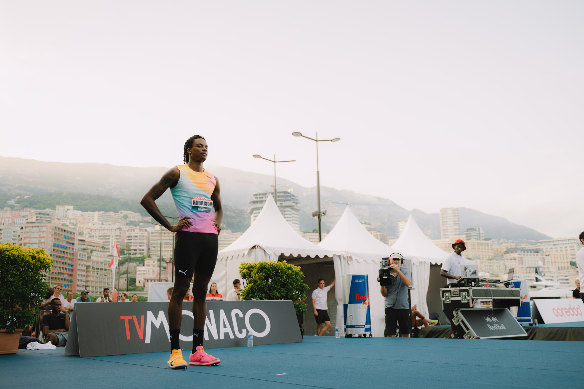 Photographe sportif capturant un athlète en pleine action lors d'un événement sportif