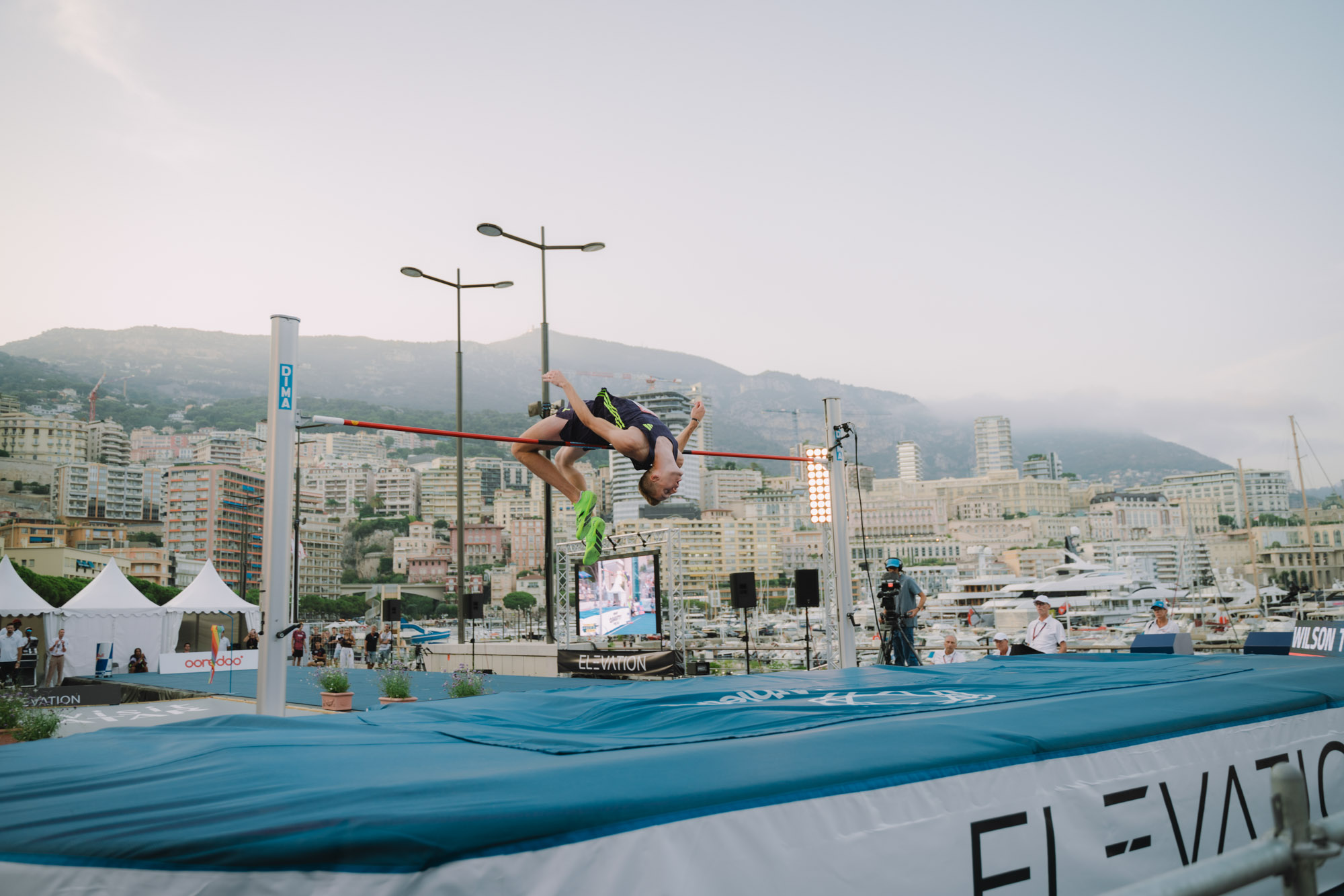 Photographe sportif capturant un athlète en pleine action lors d'un événement sportif