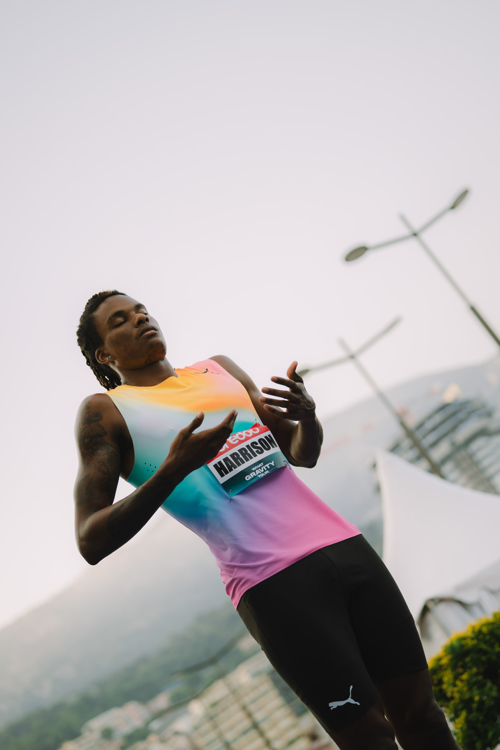 Photographe sportif capturant un athlète en pleine action lors d'un événement sportif