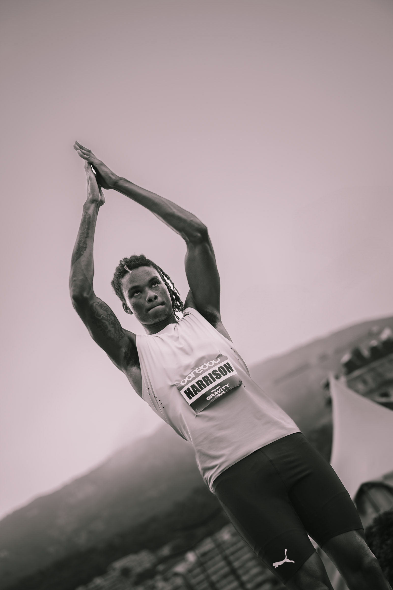 Photographe sportif capturant un athlète en pleine action lors d'un événement sportif