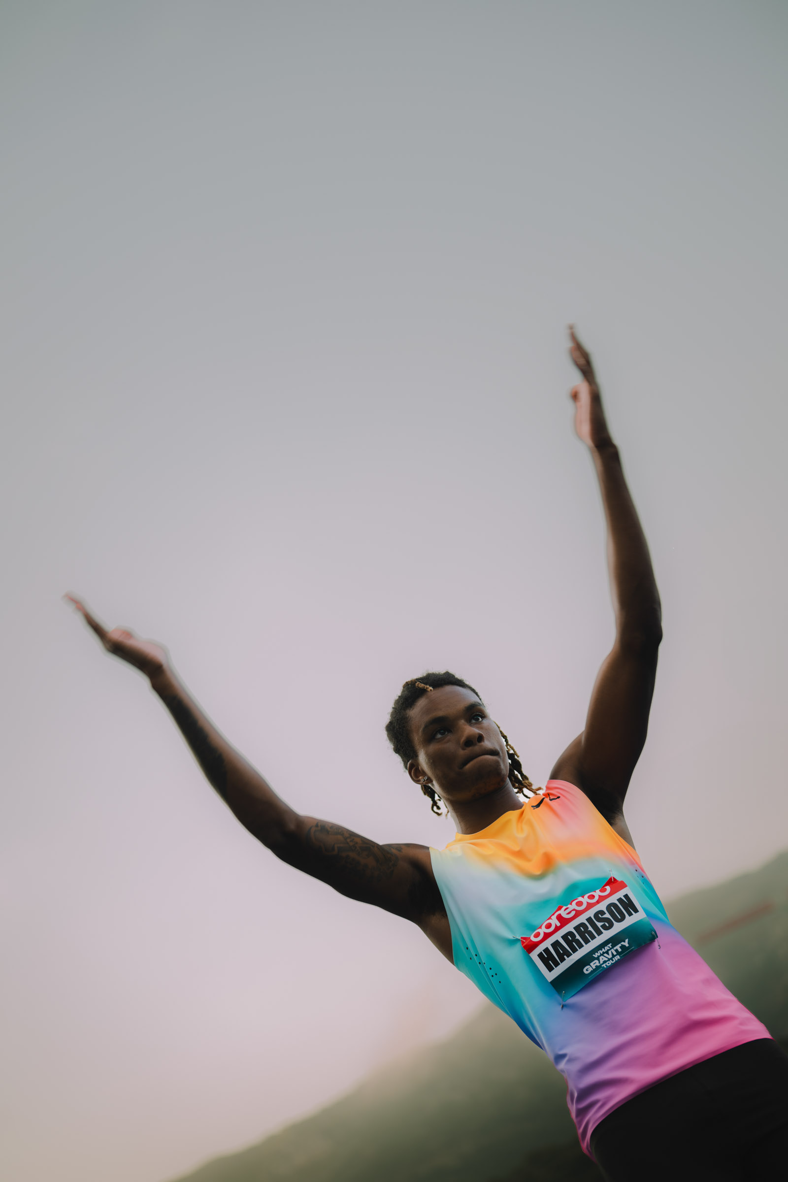 Photographe sportif capturant un athlète en pleine action lors d'un événement sportif