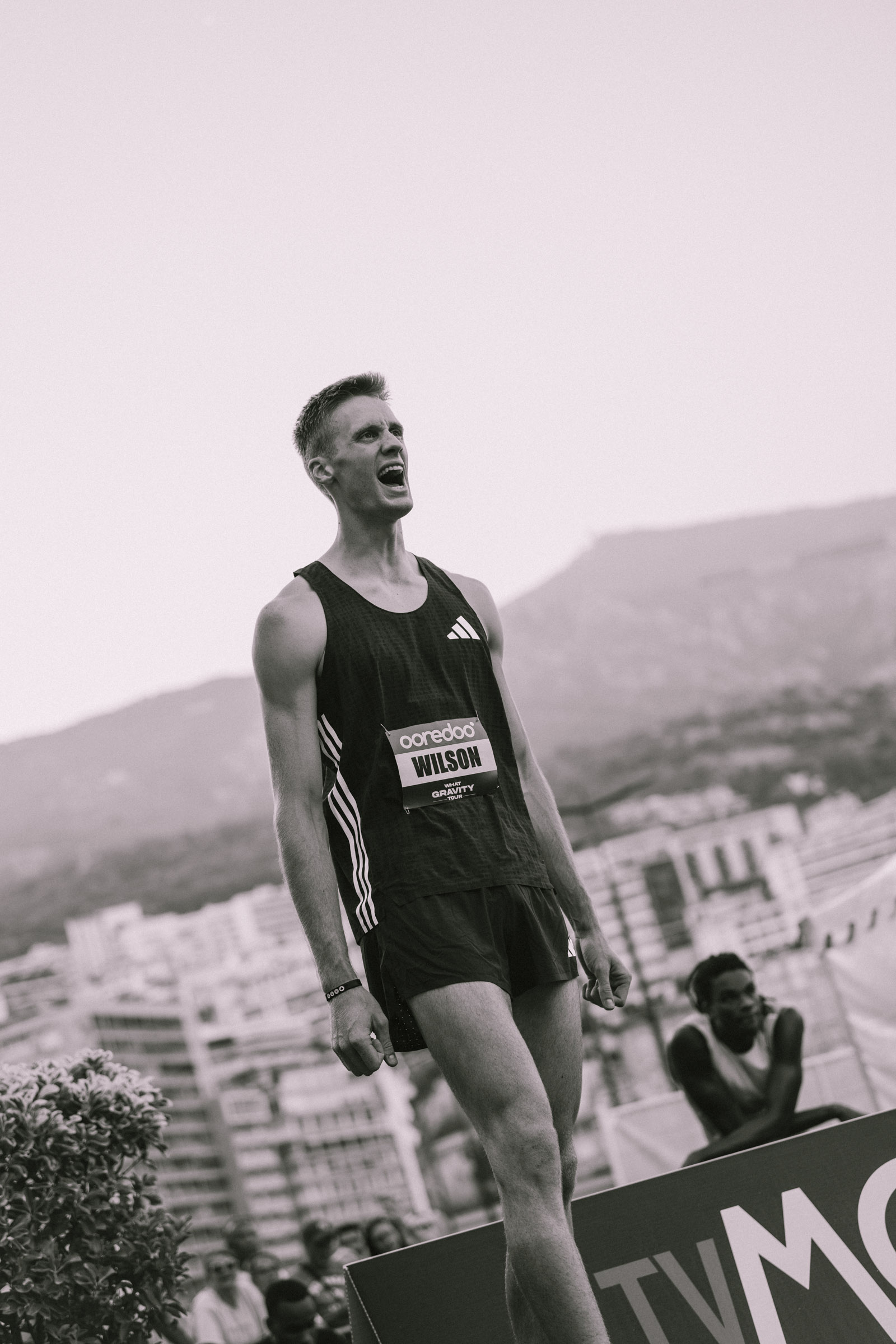 Photographe sportif capturant un athlète en pleine action lors d'un événement sportif