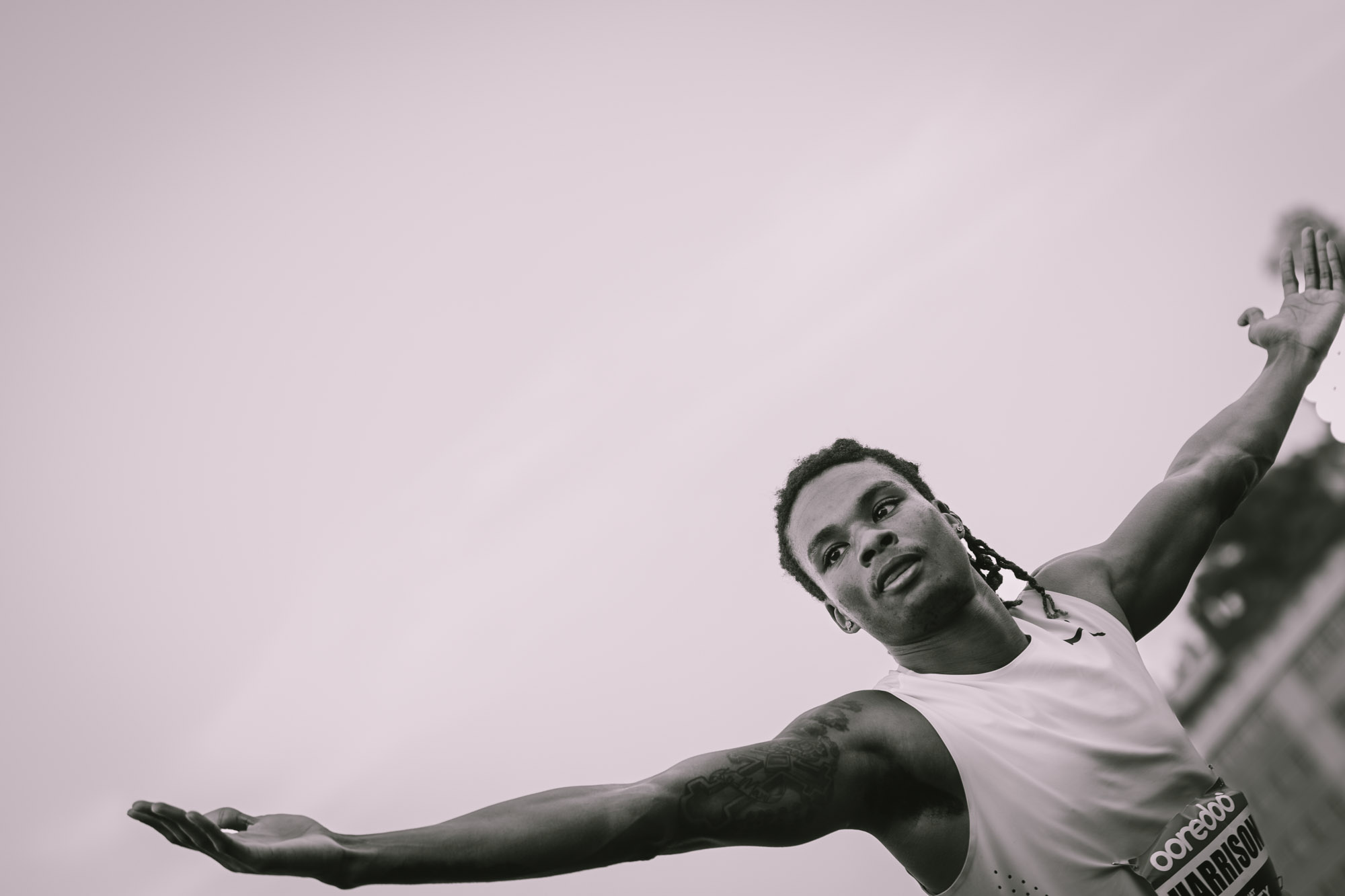 Photographe sportif capturant un athlète en pleine action lors d'un événement sportif