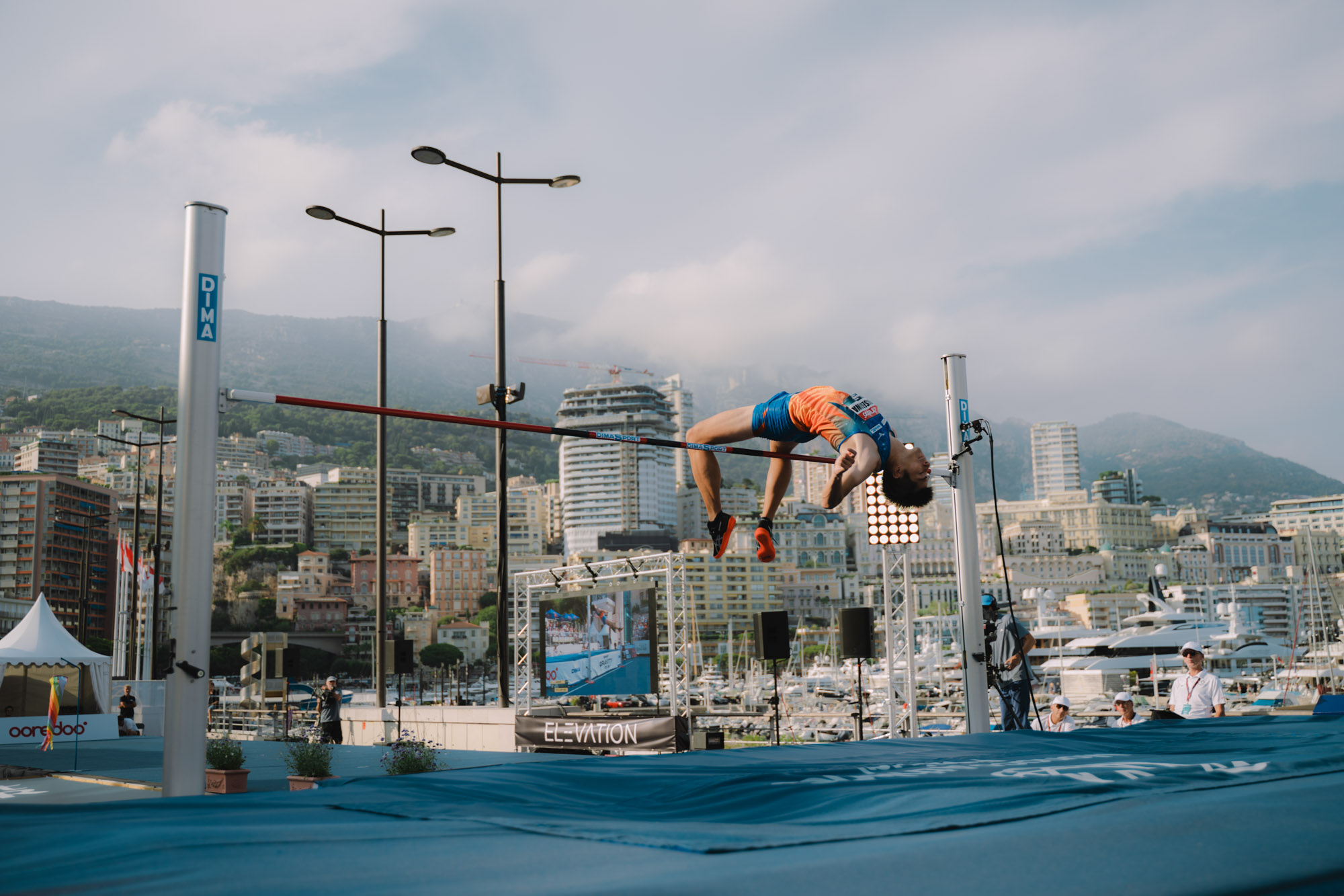 Photographe sportif capturant un athlète en pleine action lors d'un événement sportif