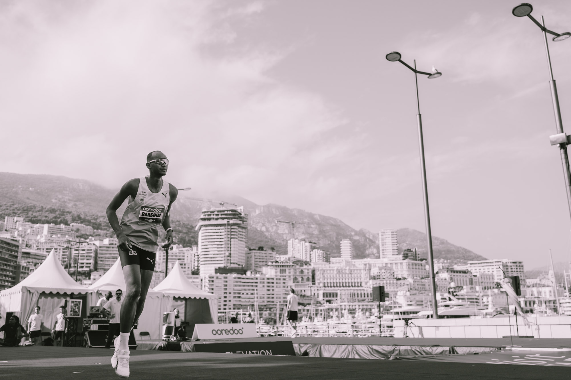 Photographe sportif capturant un athlète en pleine action lors d'un événement sportif