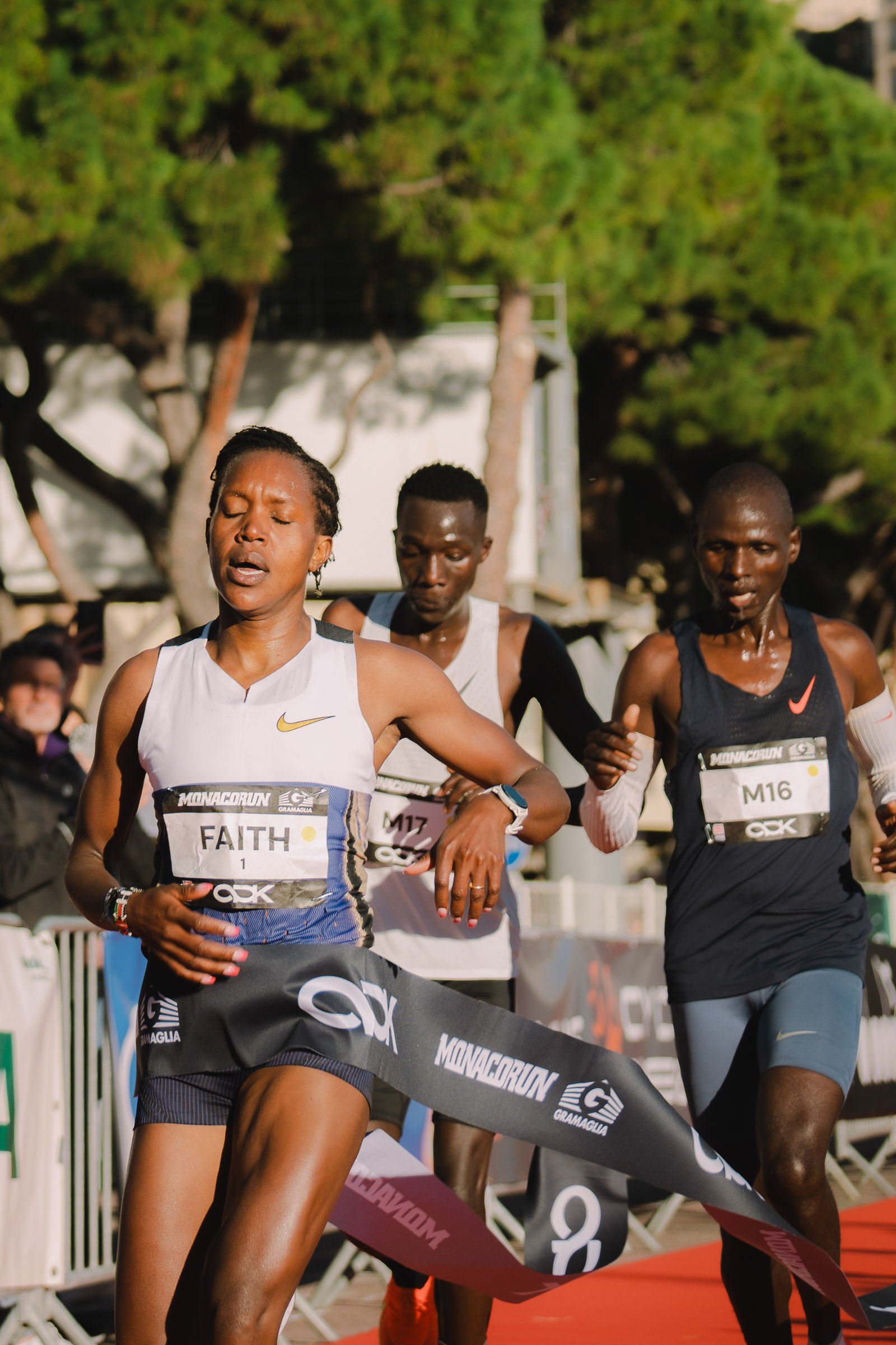Photographe sportif capturant un athlète en pleine action lors d'un événement sportif