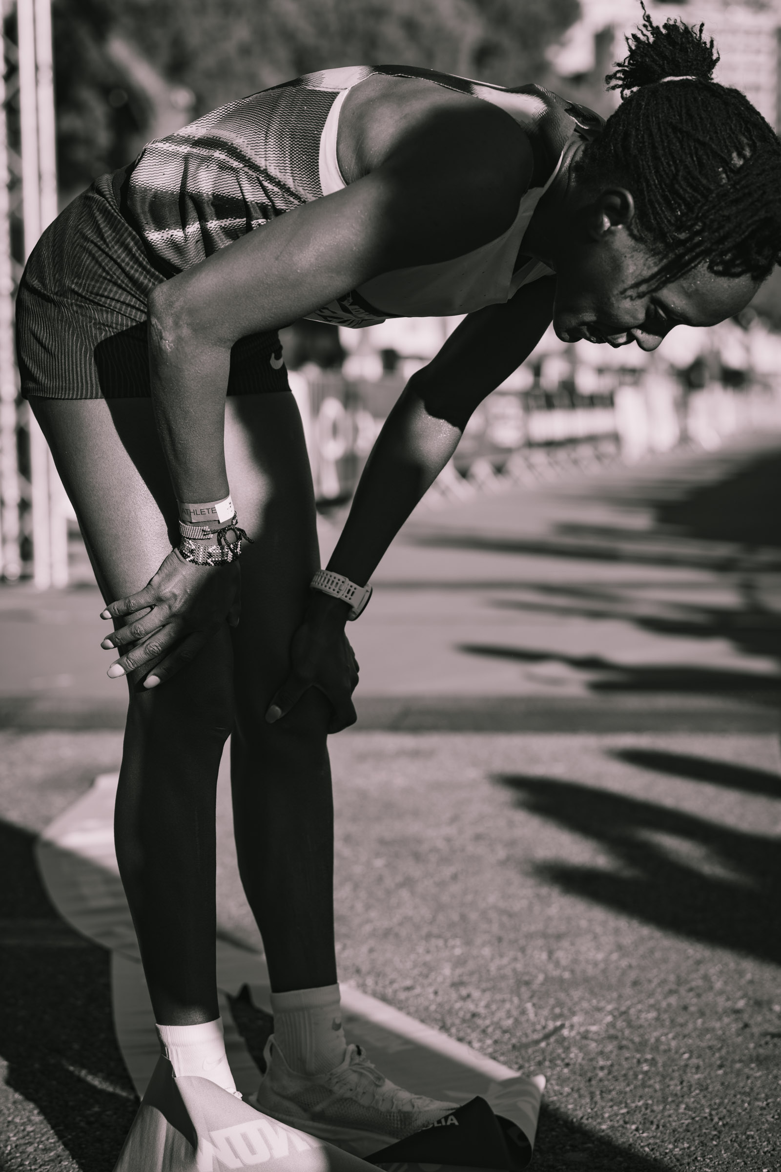 Photographe sportif capturant un athlète en pleine action lors d'un événement sportif