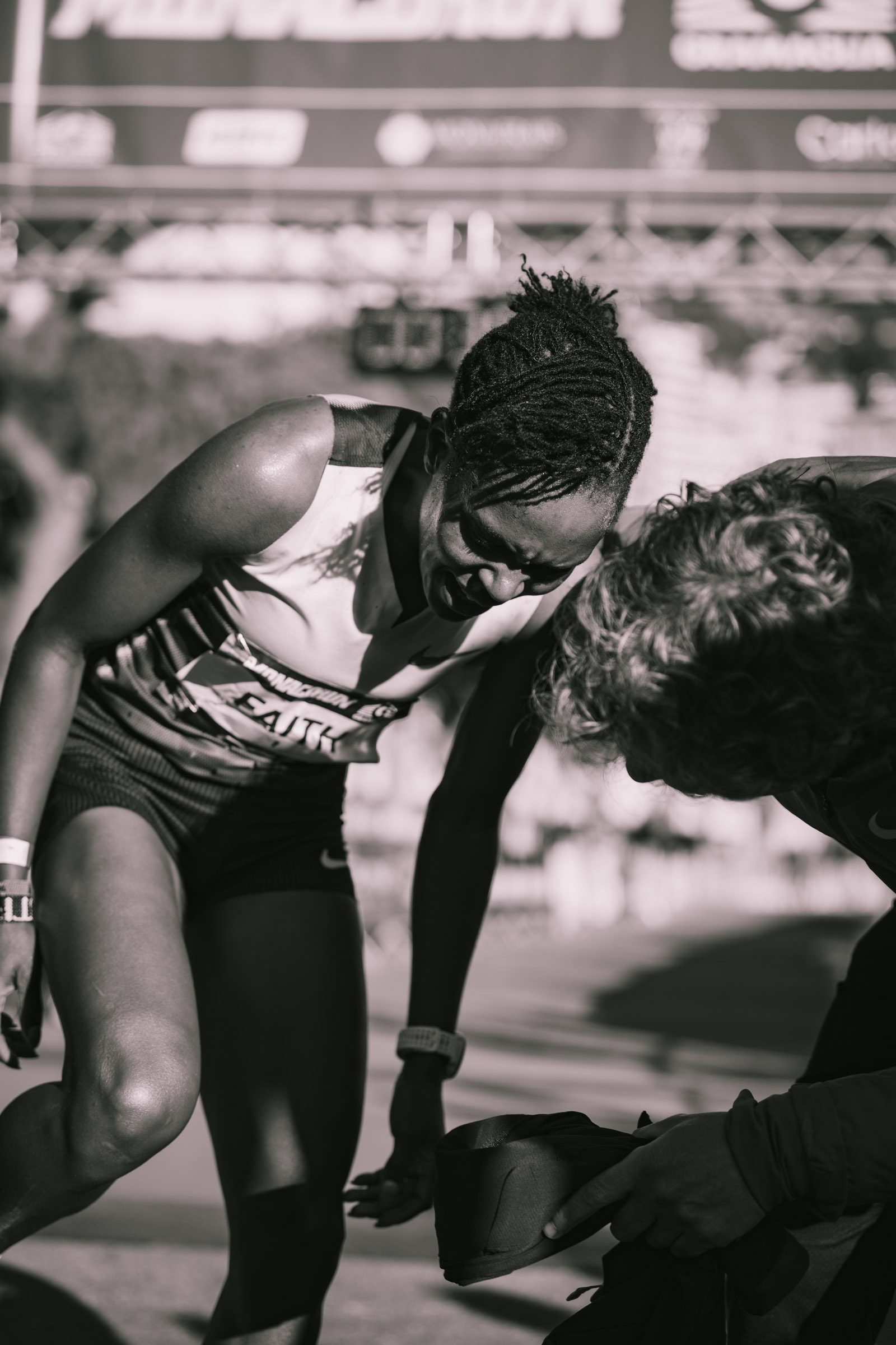 Photographe sportif capturant un athlète en pleine action lors d'un événement sportif
