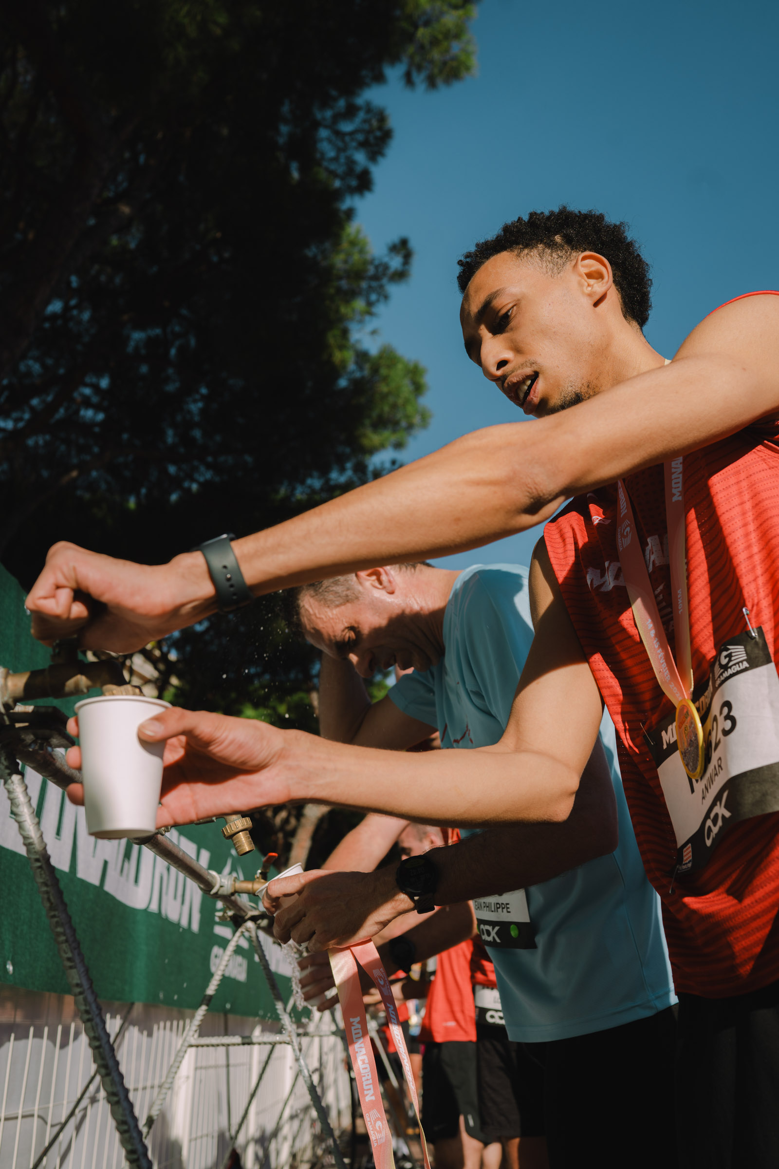 Photographe sportif capturant un athlète en pleine action lors d'un événement sportif