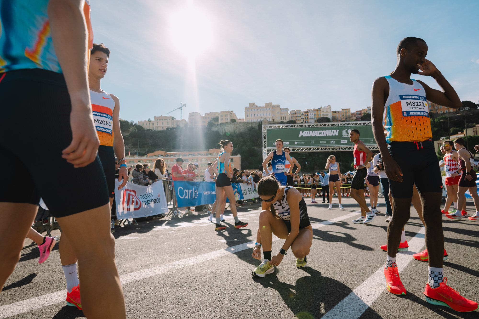 Photographe sportif capturant un athlète en pleine action lors d'un événement sportif