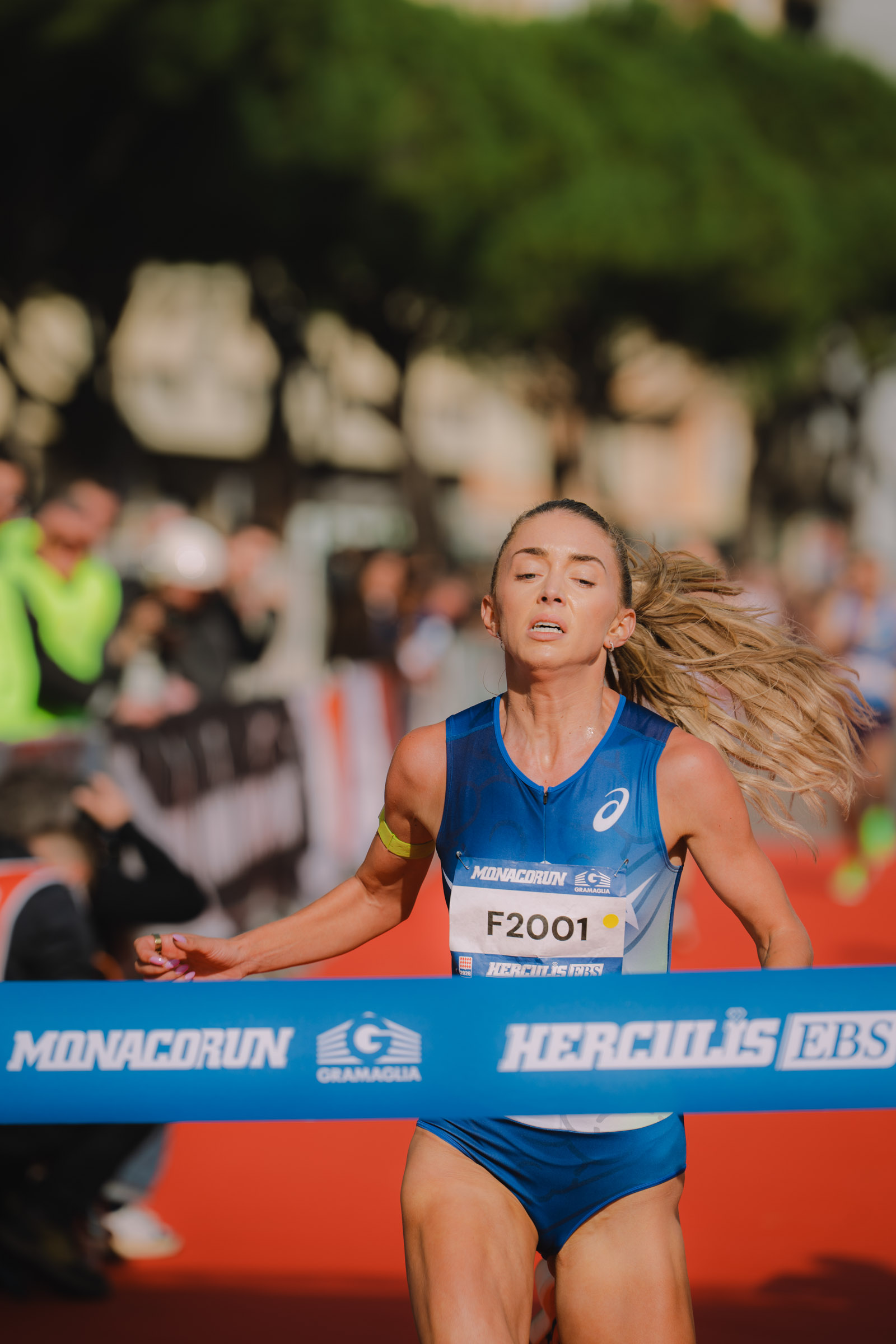 Photographe sportif capturant un athlète en pleine action lors d'un événement sportif