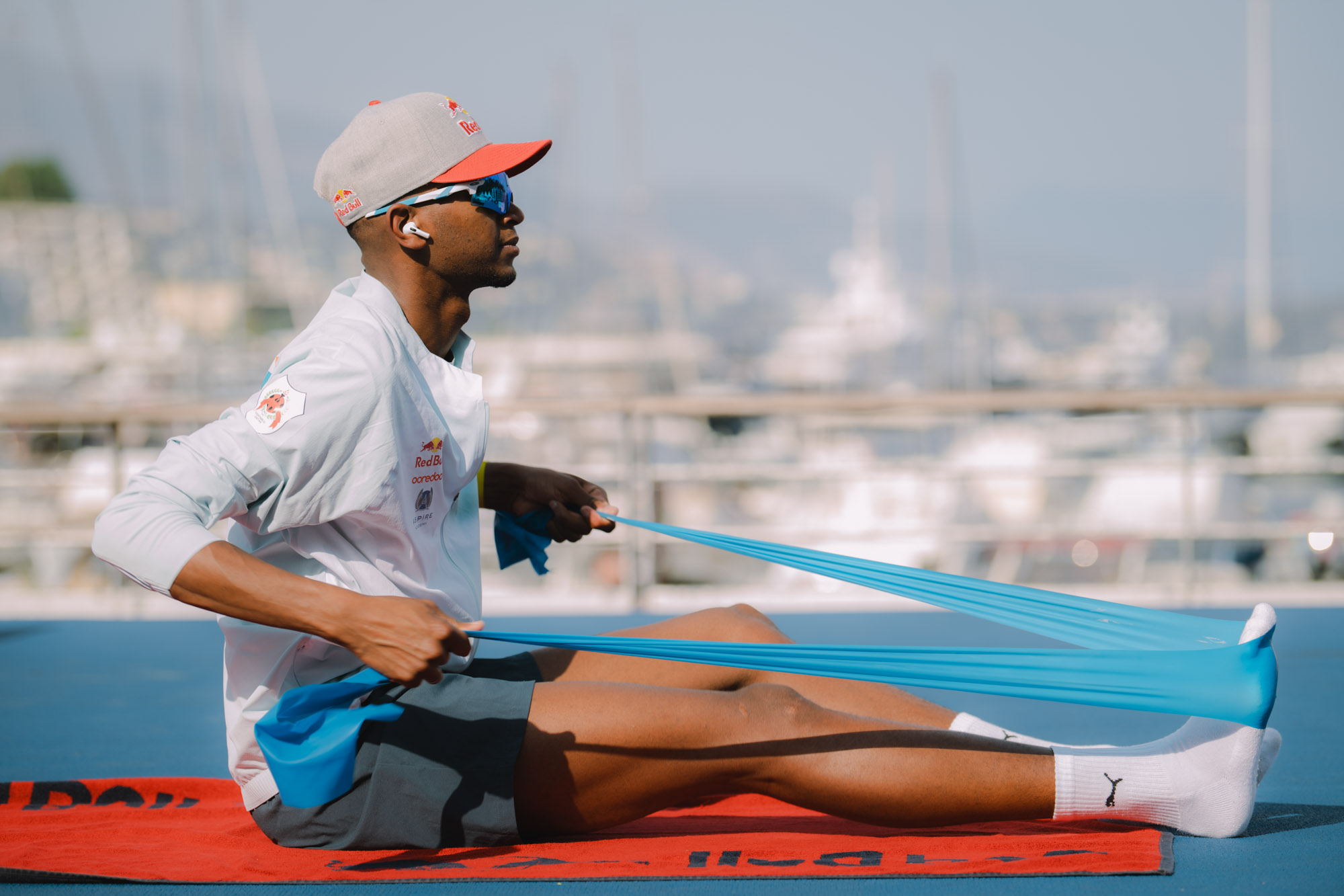 Photographe sportif capturant un athlète en pleine action lors d'un événement sportif