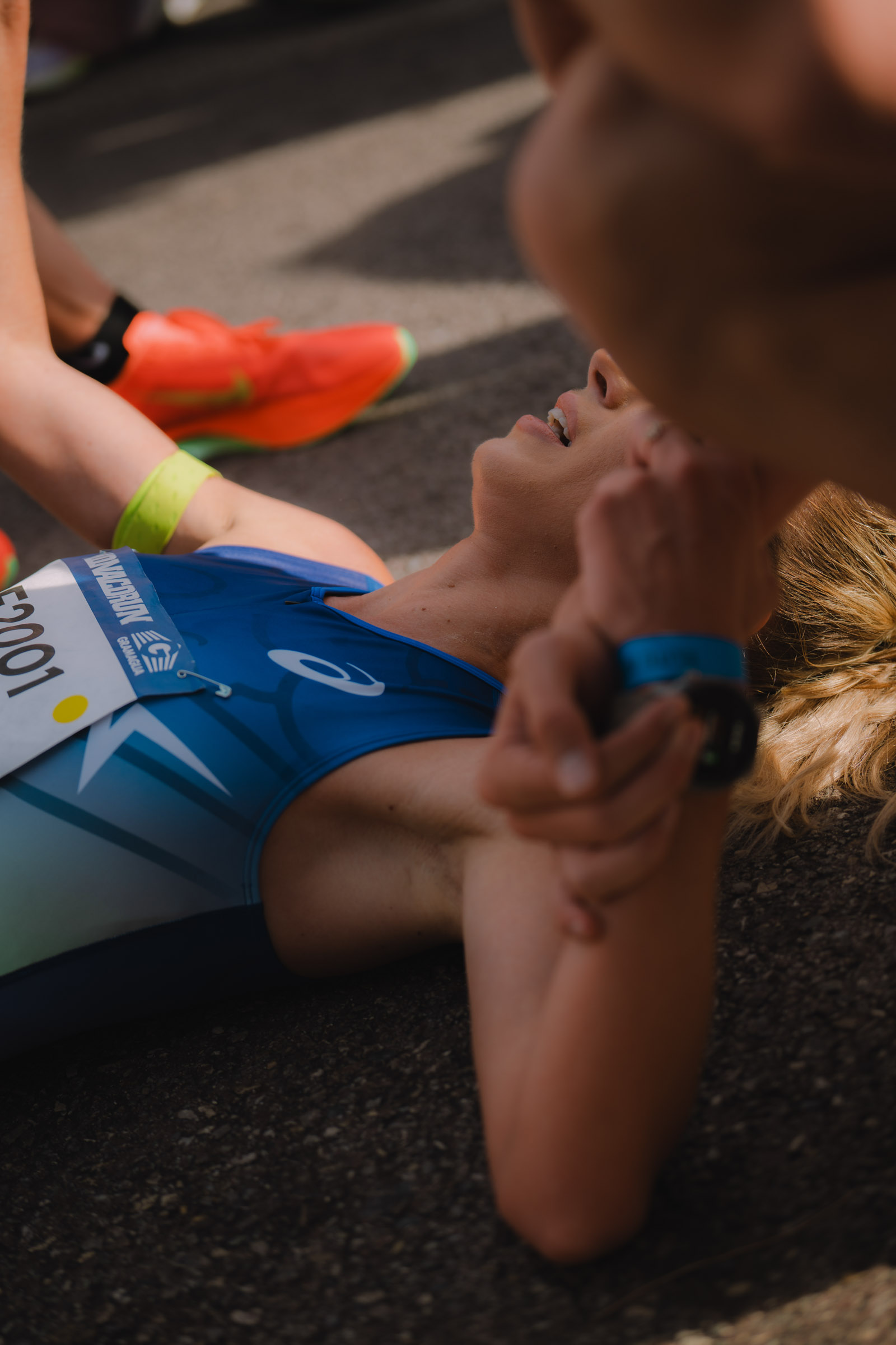 Photographe sportif capturant un athlète en pleine action lors d'un événement sportif