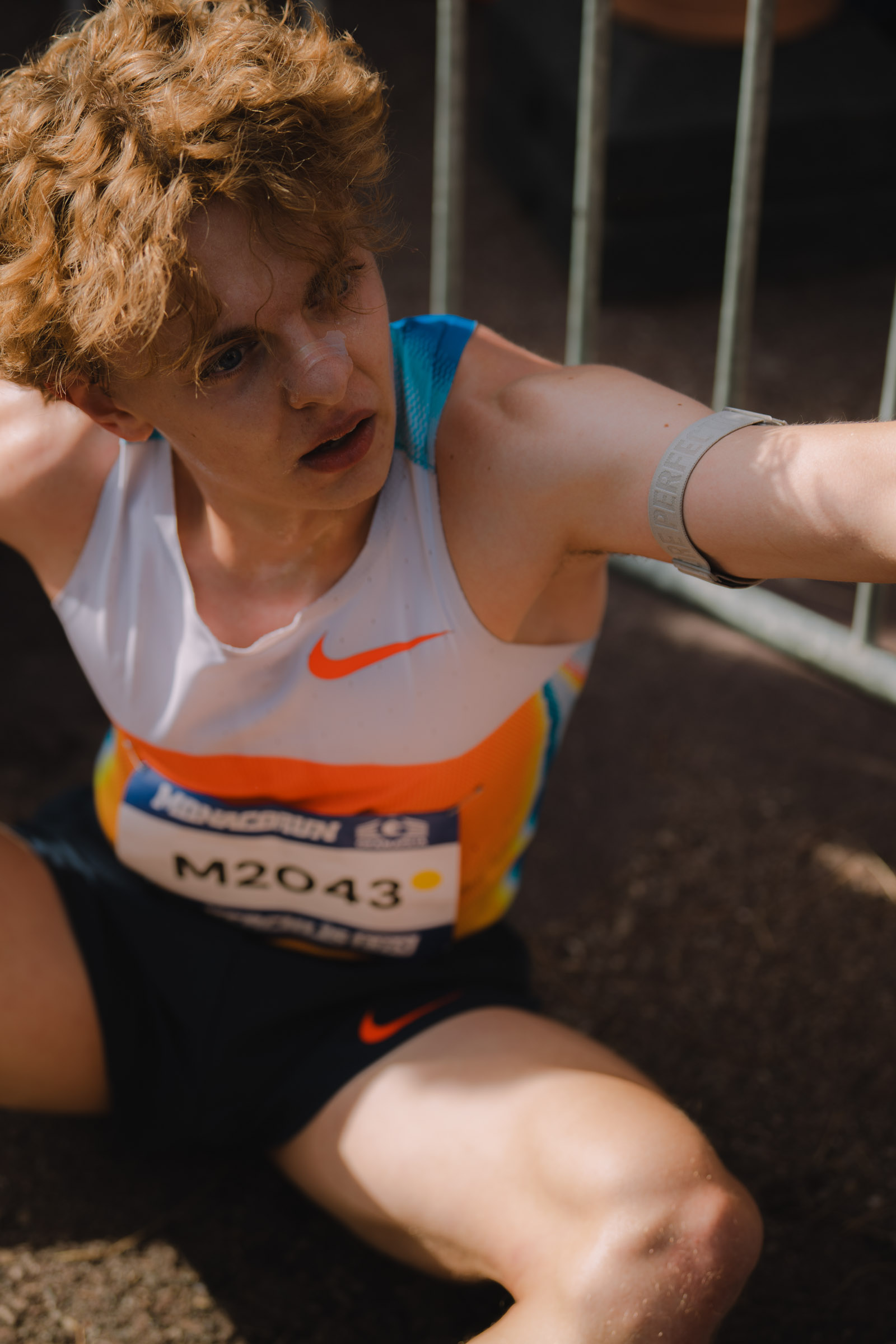 Photographe sportif capturant un athlète en pleine action lors d'un événement sportif