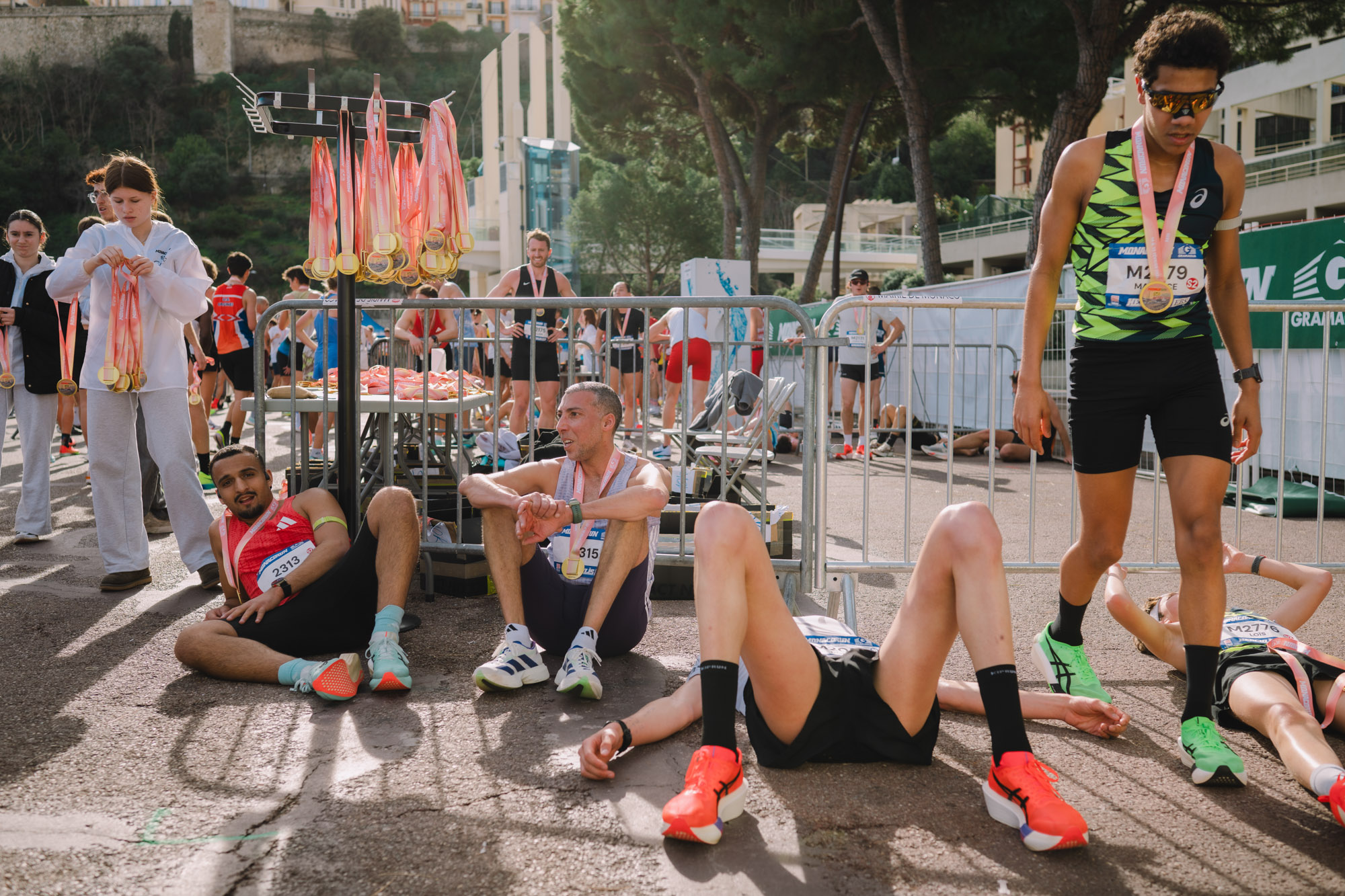 Photographe sportif capturant un athlète en pleine action lors d'un événement sportif
