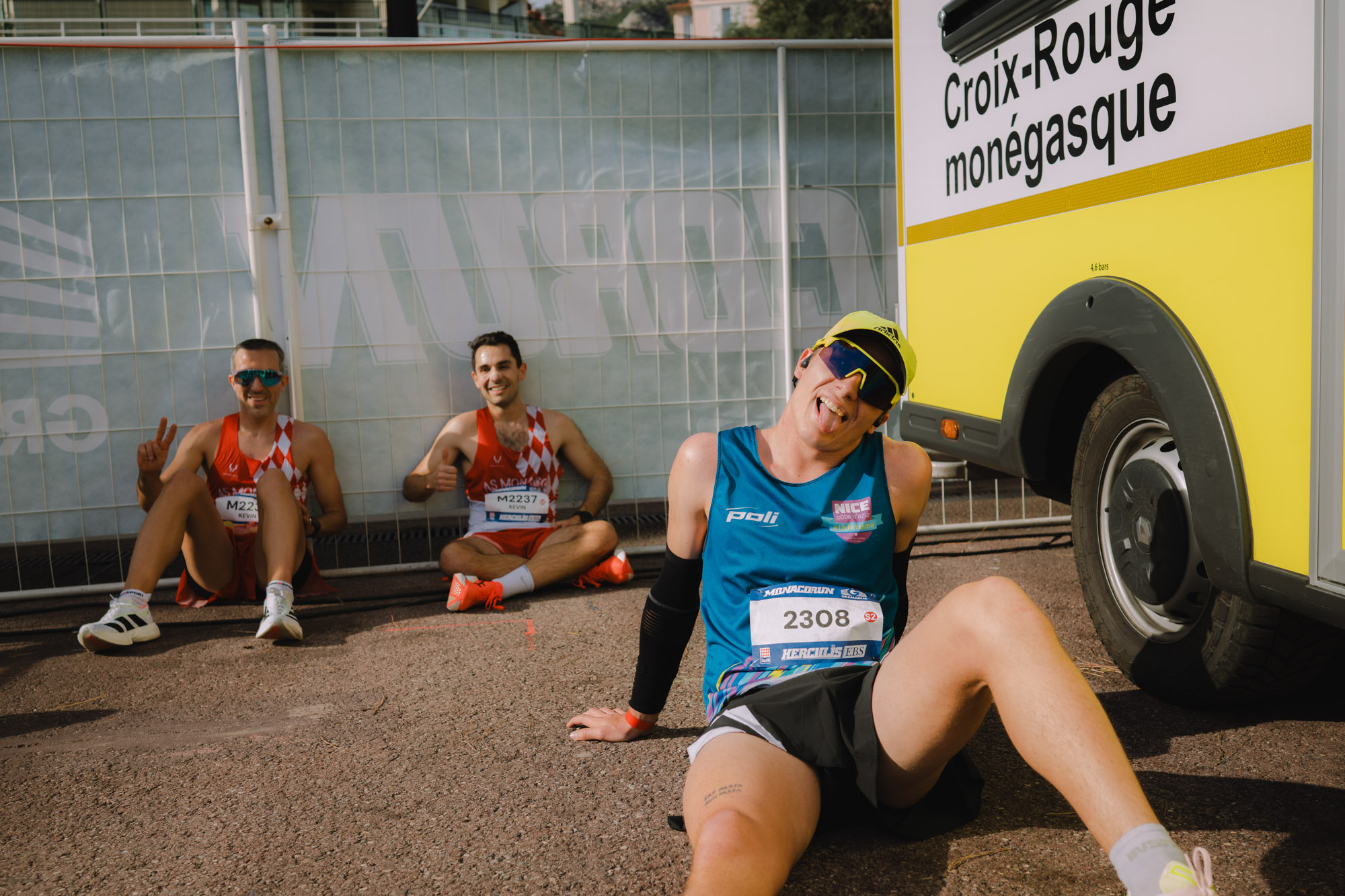 Photographe sportif capturant un athlète en pleine action lors d'un événement sportif