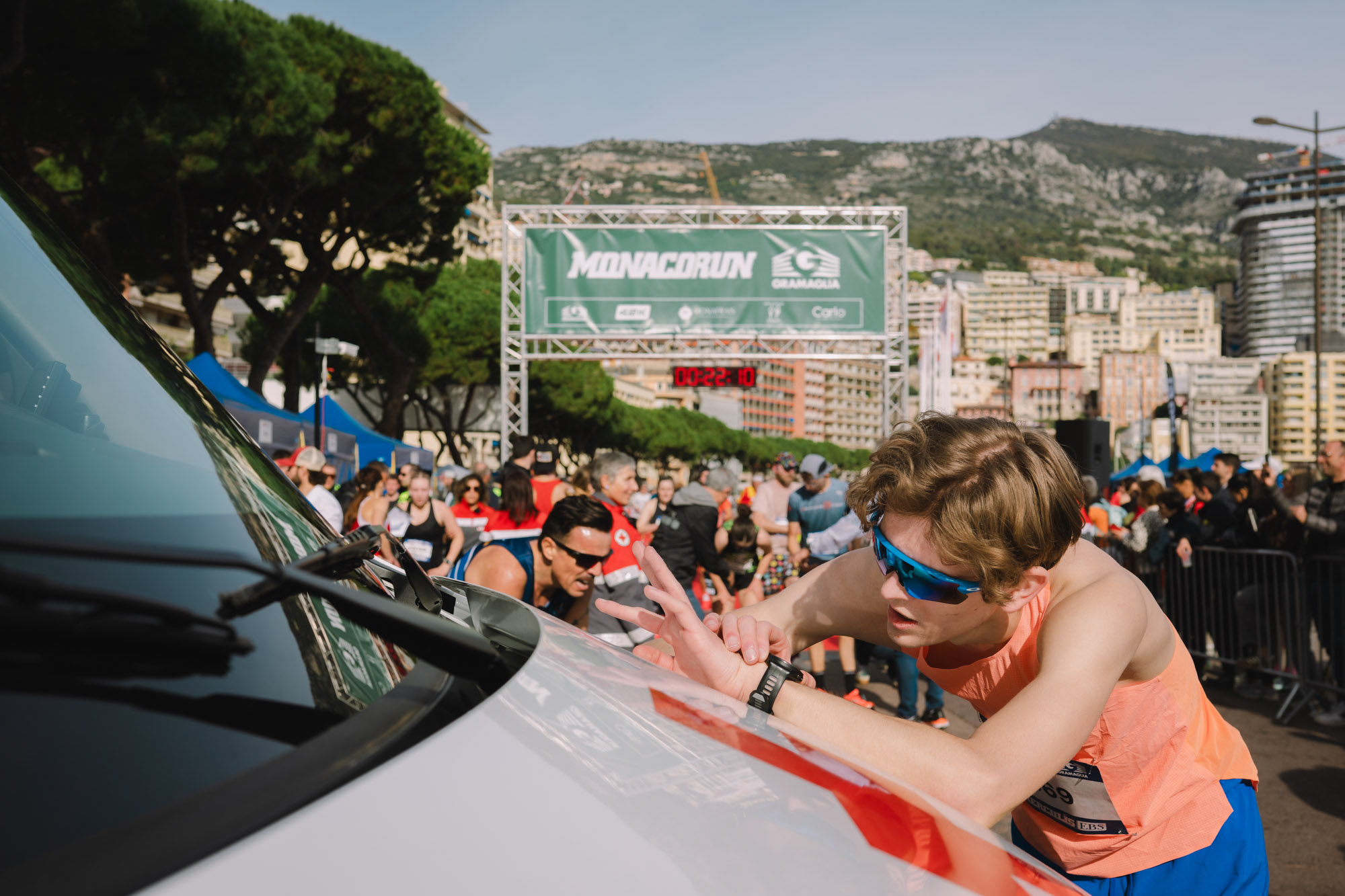 Photographe sportif capturant un athlète en pleine action lors d'un événement sportif
