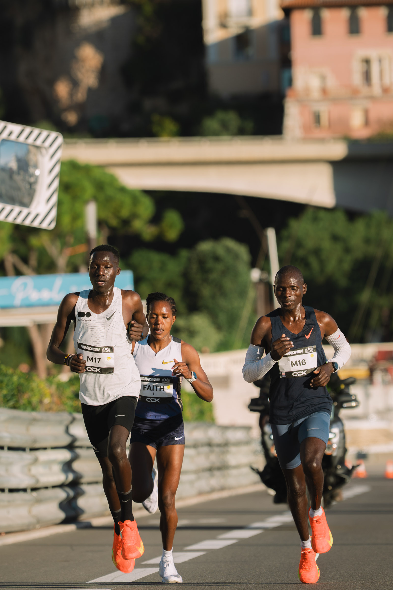 Photographe sportif capturant un athlète en pleine action lors d'un événement sportif