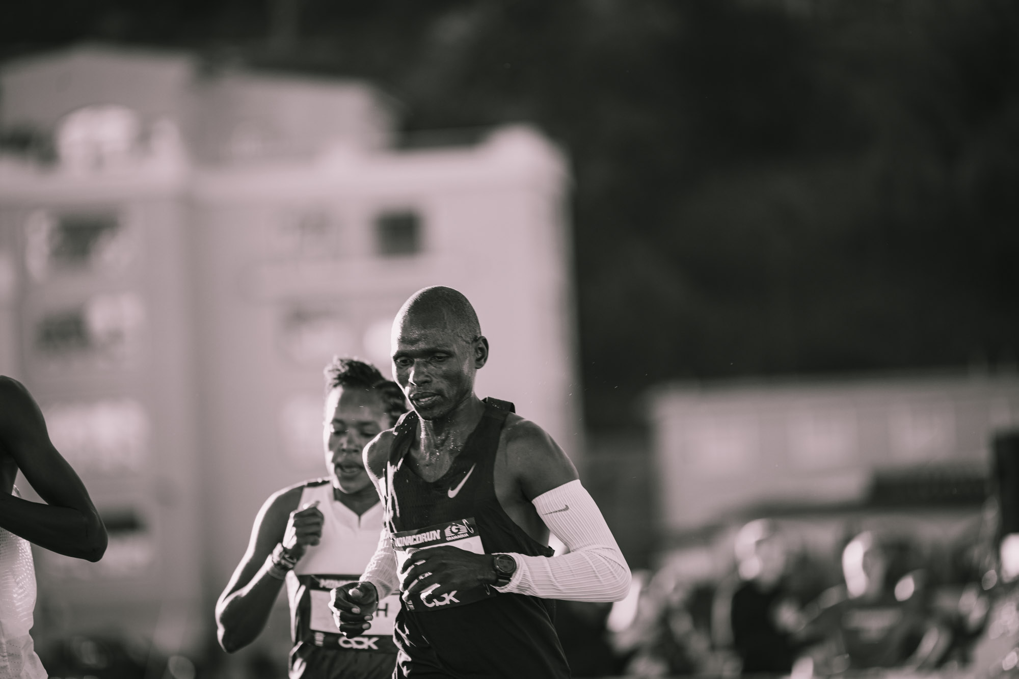 Photographe sportif capturant un athlète en pleine action lors d'un événement sportif