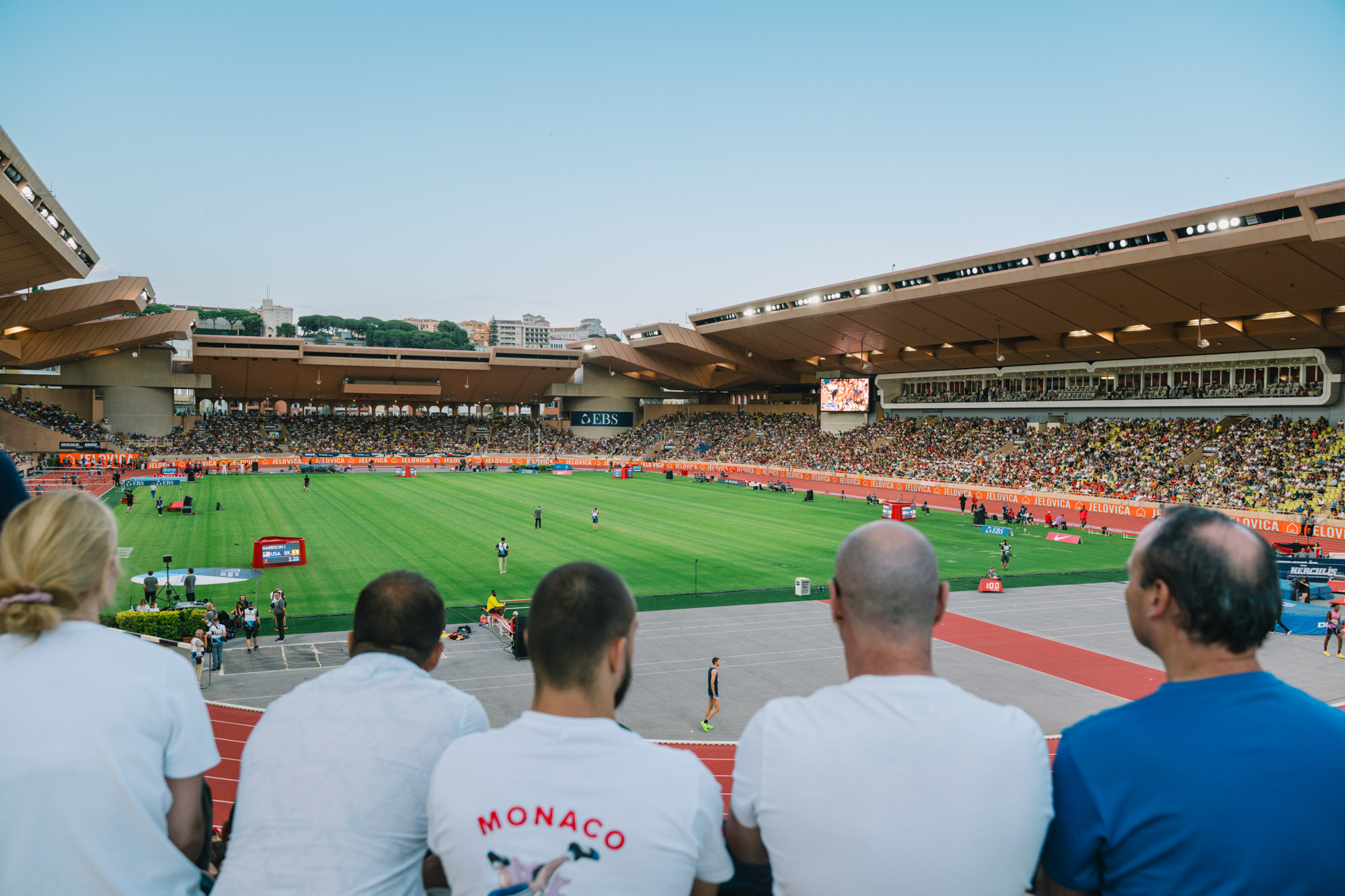 Photographe sportif capturant un athlète en pleine action lors d'un événement sportif