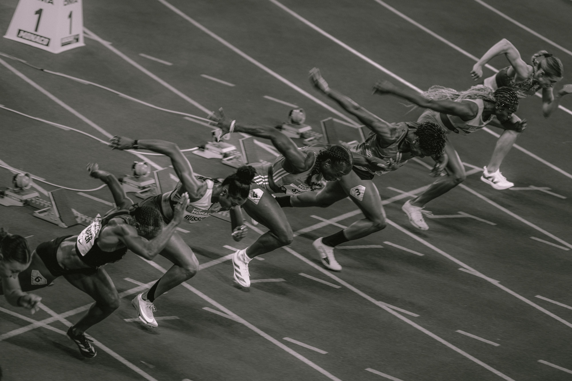 Photographe sportif capturant un athlète en pleine action lors d'un événement sportif