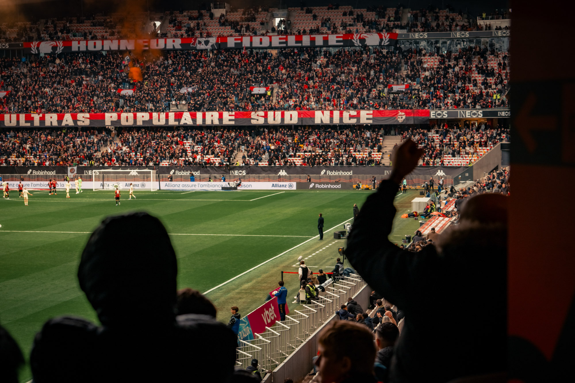 Photographe sportif capturant un athlète en pleine action lors d'un événement sportif