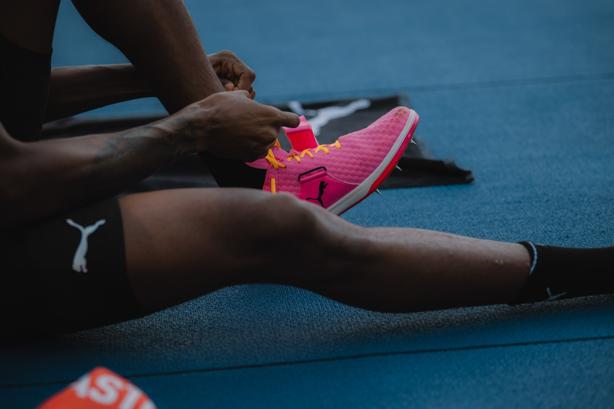 Photographe sportif capturant un athlète en pleine action lors d'un événement sportif
