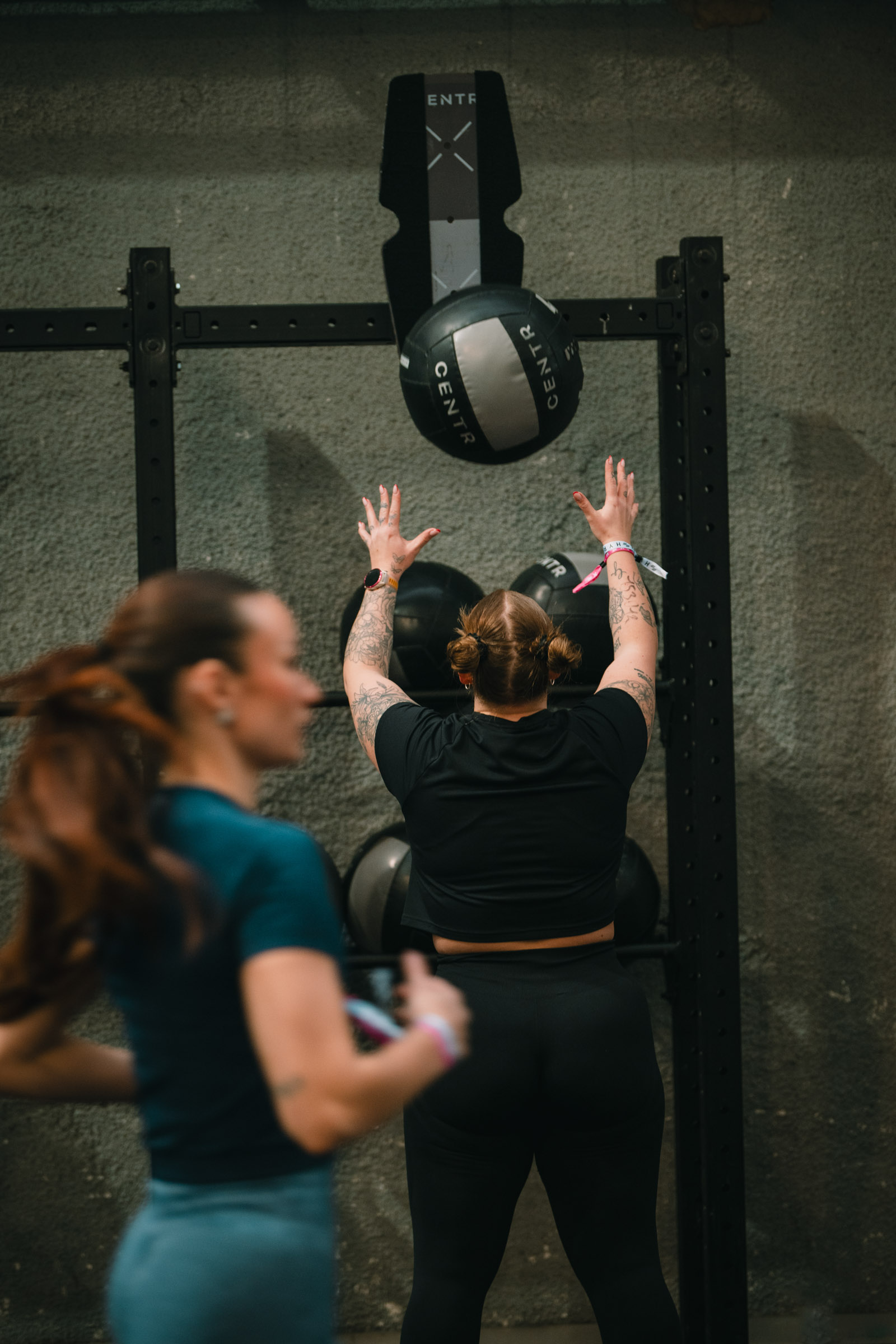 Photographe sportif capturant un athlète en pleine action lors d'un événement sportif