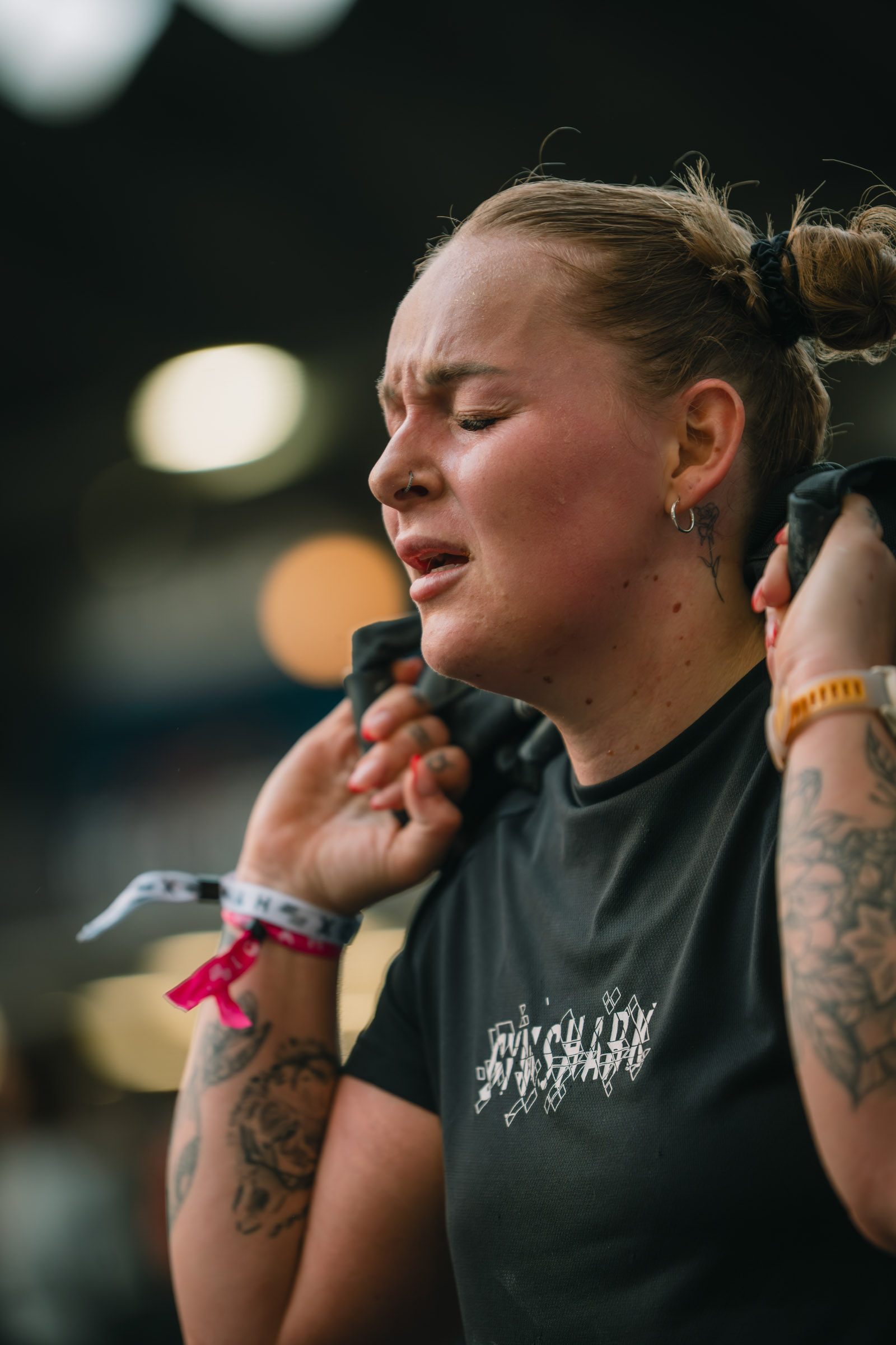 Photographe sportif capturant un athlète en pleine action lors d'un événement sportif