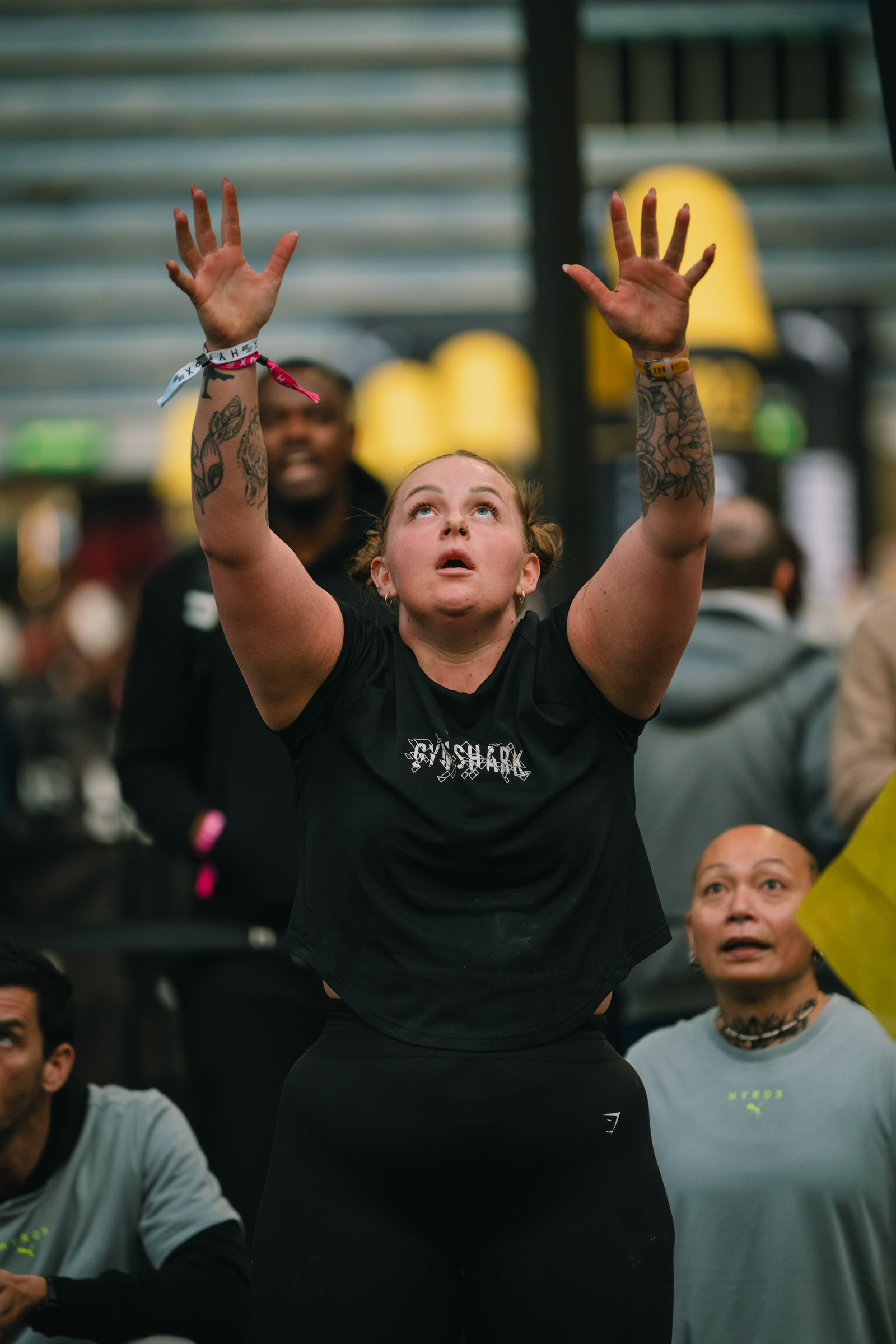 Photographe sportif capturant un athlète en pleine action lors d'un événement sportif
