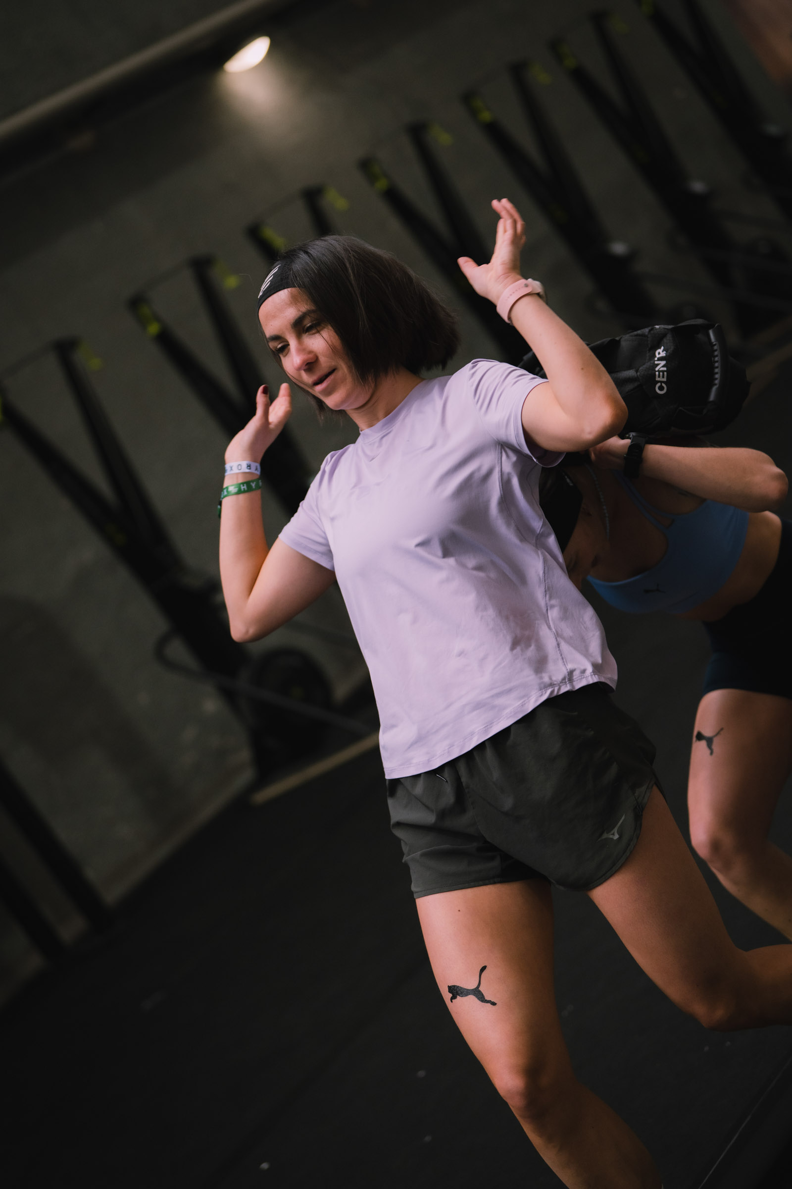 Photographe sportif capturant un athlète en pleine action lors d'un événement sportif