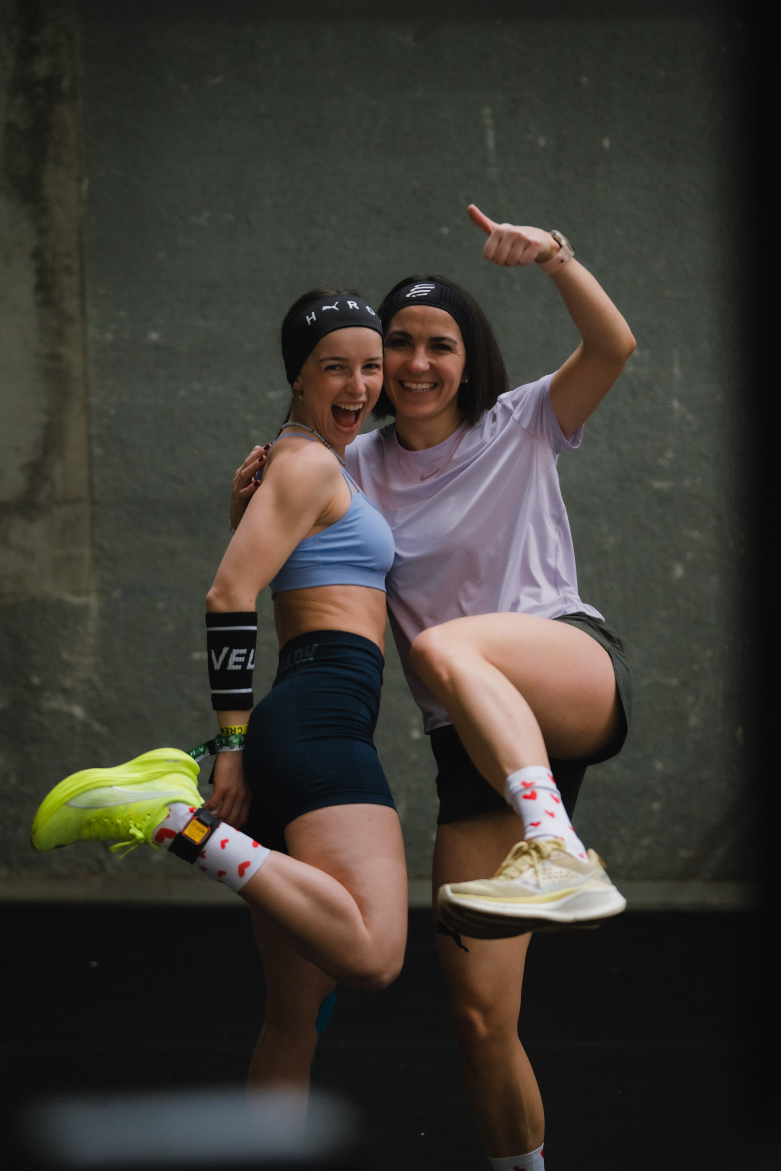 Photographe sportif capturant un athlète en pleine action lors d'un événement sportif