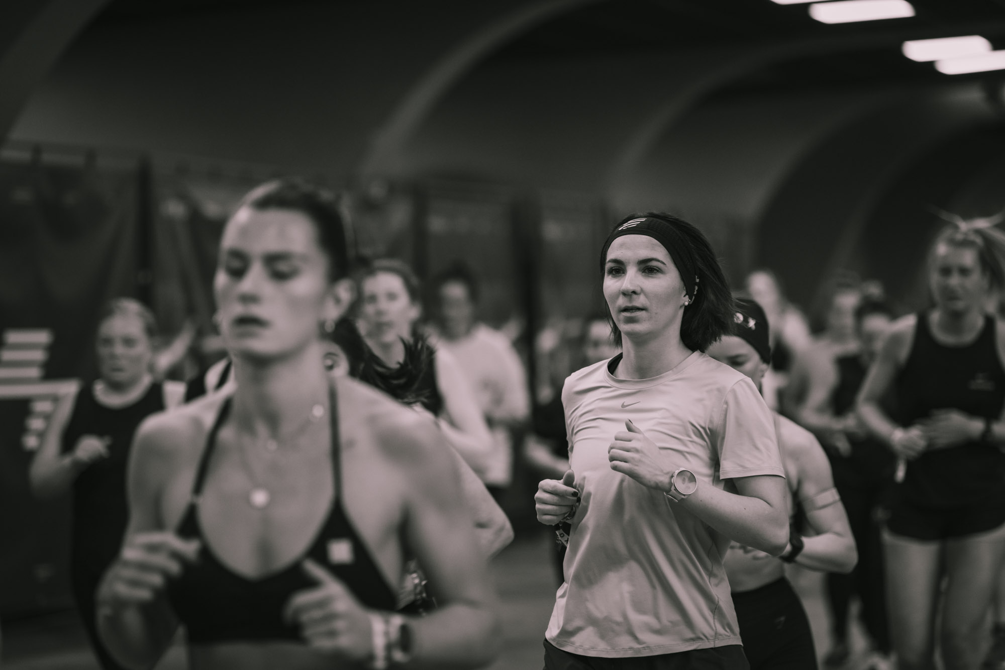 Photographe sportif capturant un athlète en pleine action lors d'un événement sportif