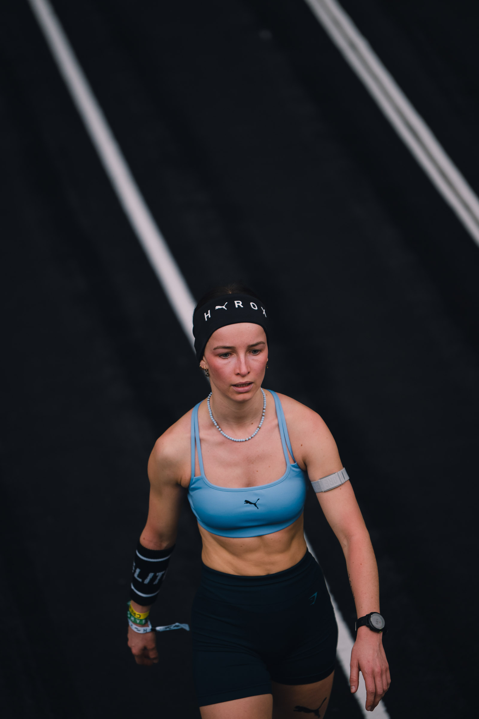 Photographe sportif capturant un athlète en pleine action lors d'un événement sportif