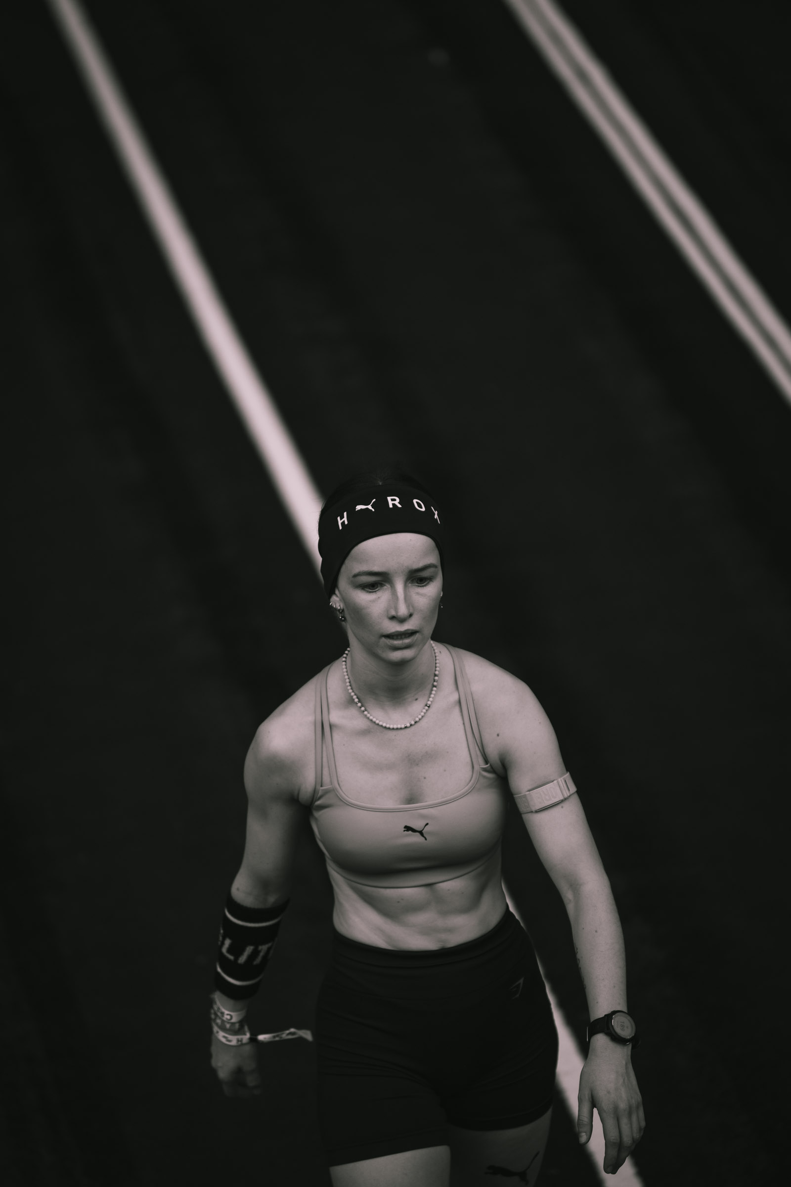 Photographe sportif capturant un athlète en pleine action lors d'un événement sportif